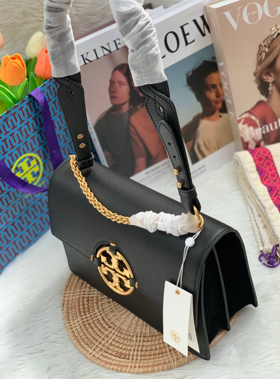 สวยจริงไม่จกตาจ้าา😘 TORY BURCH MILLER SHOULDER BAG BRAIDED STRAP LARGE ((81668)) พร้อมส่งที่ไทย! กระเป๋าหิ้วและสะพายไหล่ได้ในตัว หนังแท้ลายหนังสวยมากๆค่ะ ด้านหน้ามีอะไหล่โลโกแบรนด์ หรู สะพุดตาทีเดียว เปิดปิดกระเป๋าแบบฝาปิด ภายในมีช่องหลักใส่ของ2ช่