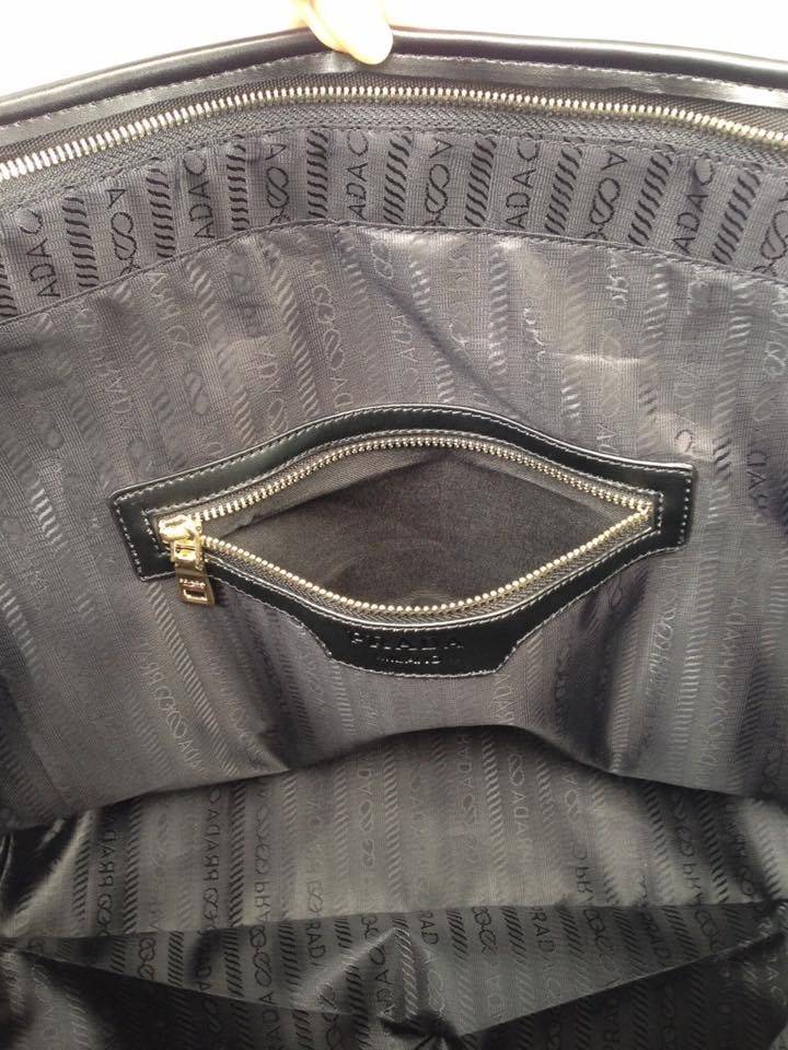 งานพรีเมี่ยมกิ้ฟ จากเคาเตอร์ต่างประเทศค่ะ กระเป๋าสะพาย Shopping ใบใหญ่ จากแบรนด์ PRADA เปิดปิดด้วยซิป ปั้มแบรนด์ สายสะพายหนัง สะพายไหล่ได้ ไม่ติด จุคุ้มมากสุดๆค่ะ ใส่เสื้อผ้า 1-2 วันได้สบายค่ะ เหมาะมากกับสาวๆที่สัมภาระเยอะค่ะ ใช้แล้วสวยมากๆคุ้มเกินราคารับ