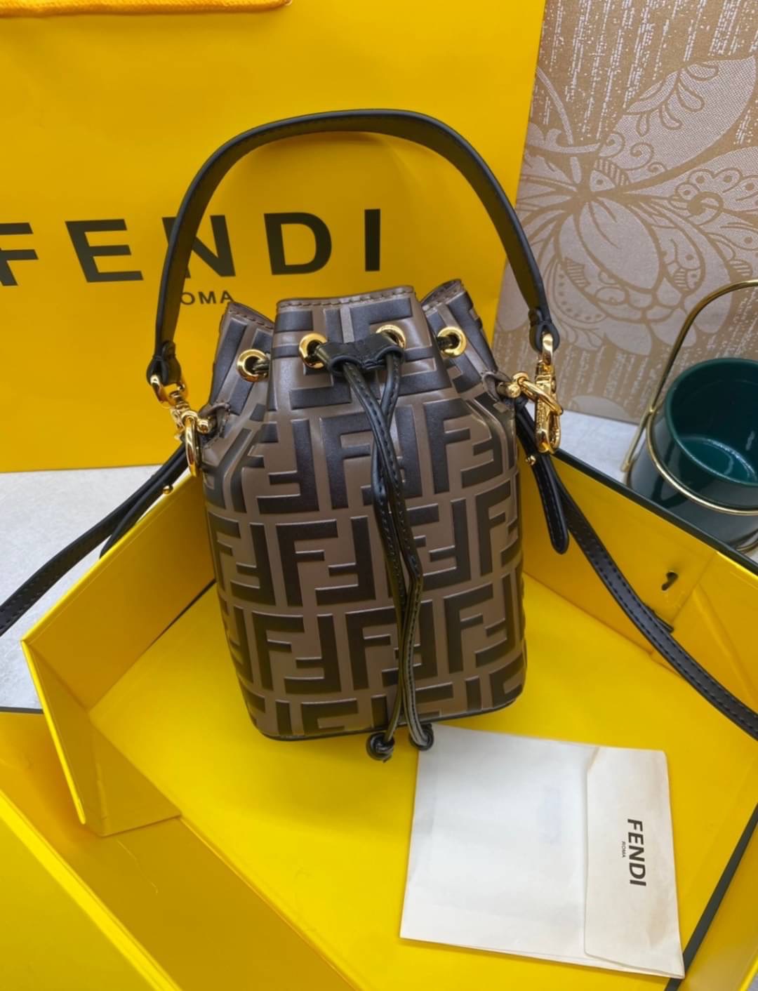 FENDI Mon Tresor Brown leather mini bag / FENDI Bucket Bag กระเป๋าสะพายทรงบัคเก็ต ไซส์มินิ รุ่นยอดนิยม เกรดออริ 1:1 ใช้ต่างประเทศได้