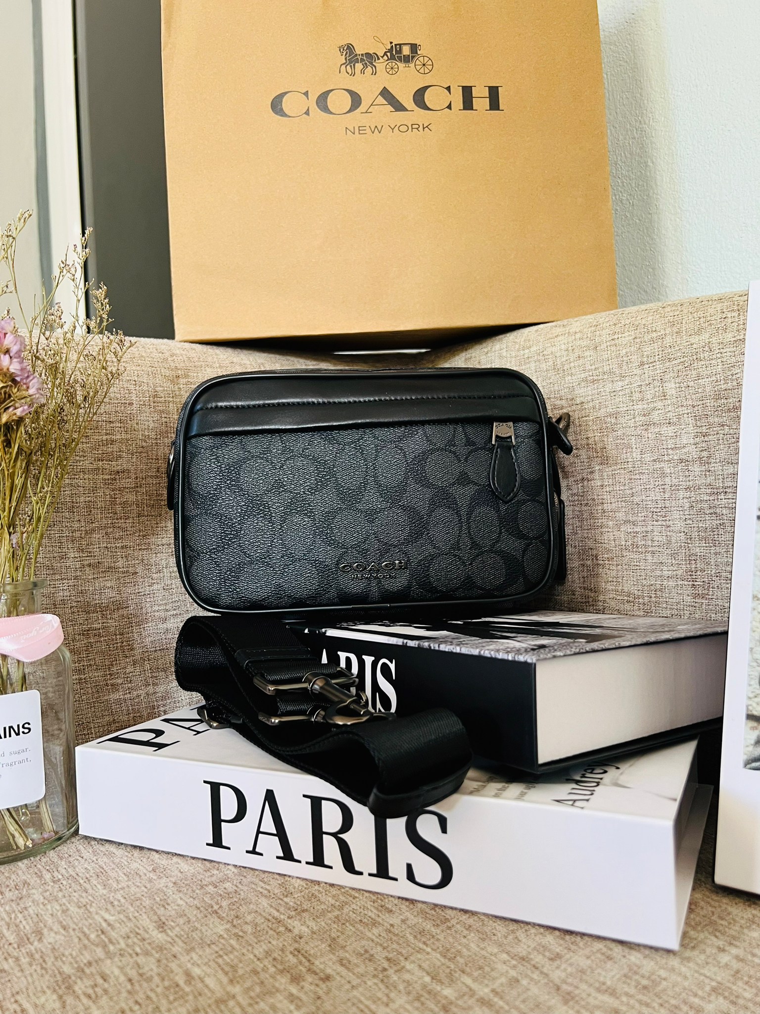 COACH GRAHAM CROSSBODY IN SIGNATURE CANVAS F50715 ผ้าใบเคลือบซิกเนเจอร์พร้อมรายละเอียดหนังลูกวัวที่ผ่านการกลั่น| ภายในกระเป๋ามัลติฟังก์ชั่น| ปิดซิป ซับในผ้า| ด้านนอกมีซิปและกระเป๋าสลิป| สายสะพายถอดได้ 53" สำหรับสะพายไหล่หรือ crossbody