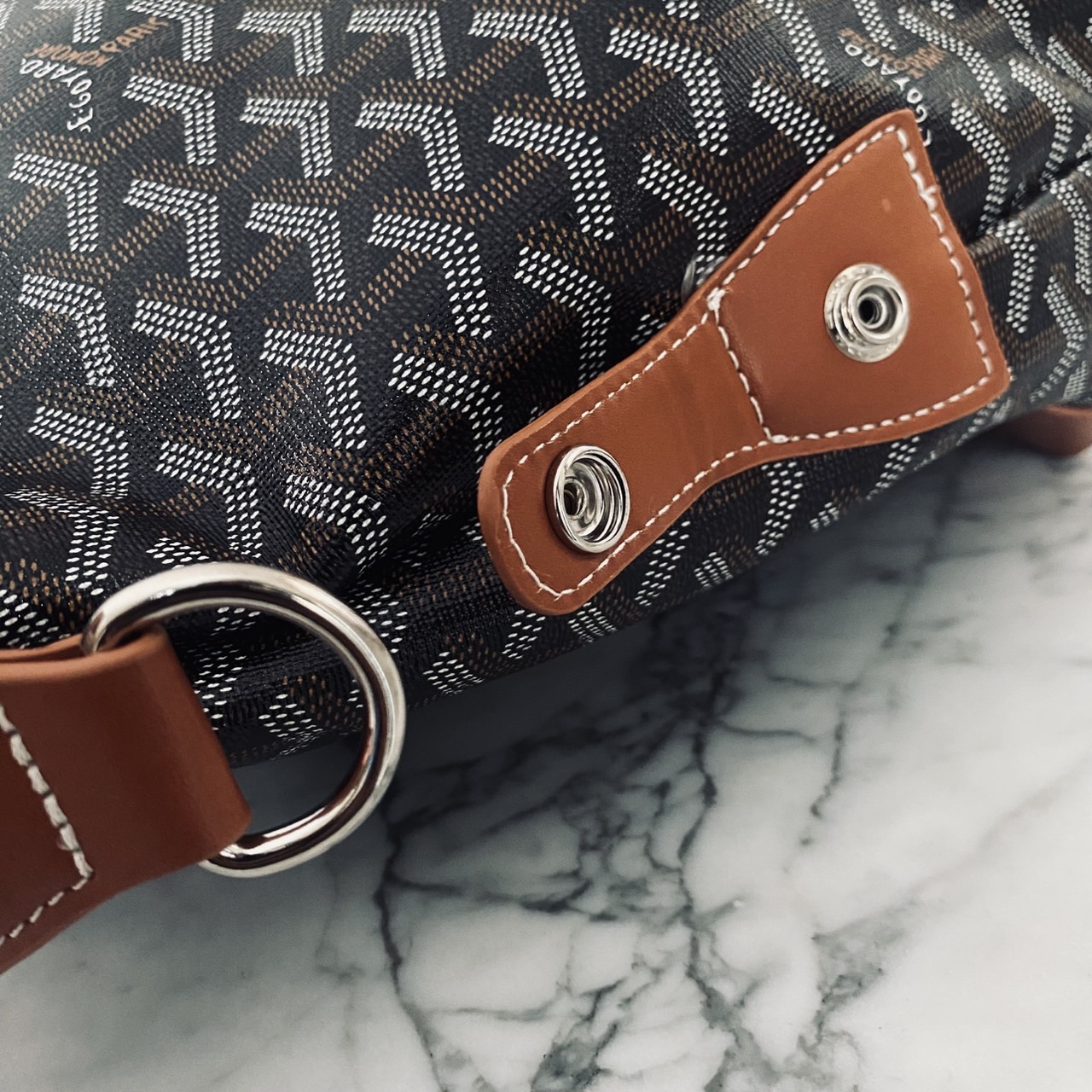 Goyard Boeing Travel 55 Duffle Bag กระเป๋าเดินทางใบใหญ่ ดีไซน์สวยคลาสสิกเป็นเอกลักษณ์ ไอเท็มที่จะทำให้การเดินทางไม่ธรรมดาอีกต่อไป ด้วยดีเทลความเป็นเอกลักษณ์ เรียบแต่หรู ภายในจุของได้เยอะมาก