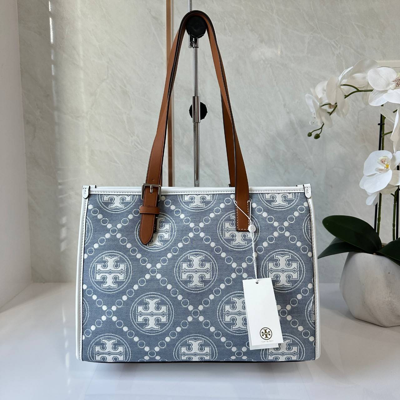 Tory Burch Small T Monogram Denim Tote / Tory Burch Demim Jacquard Small Tote คอลเลคชั่นใหม่ กระเป๋าทรงโท้ท ทรงสี่เหลี่ยมใบใหญ่ วัสดุผ้าเดนิมสลับหนังแท้ ภายในช่องโล่งกว้างจุได้เยอะ