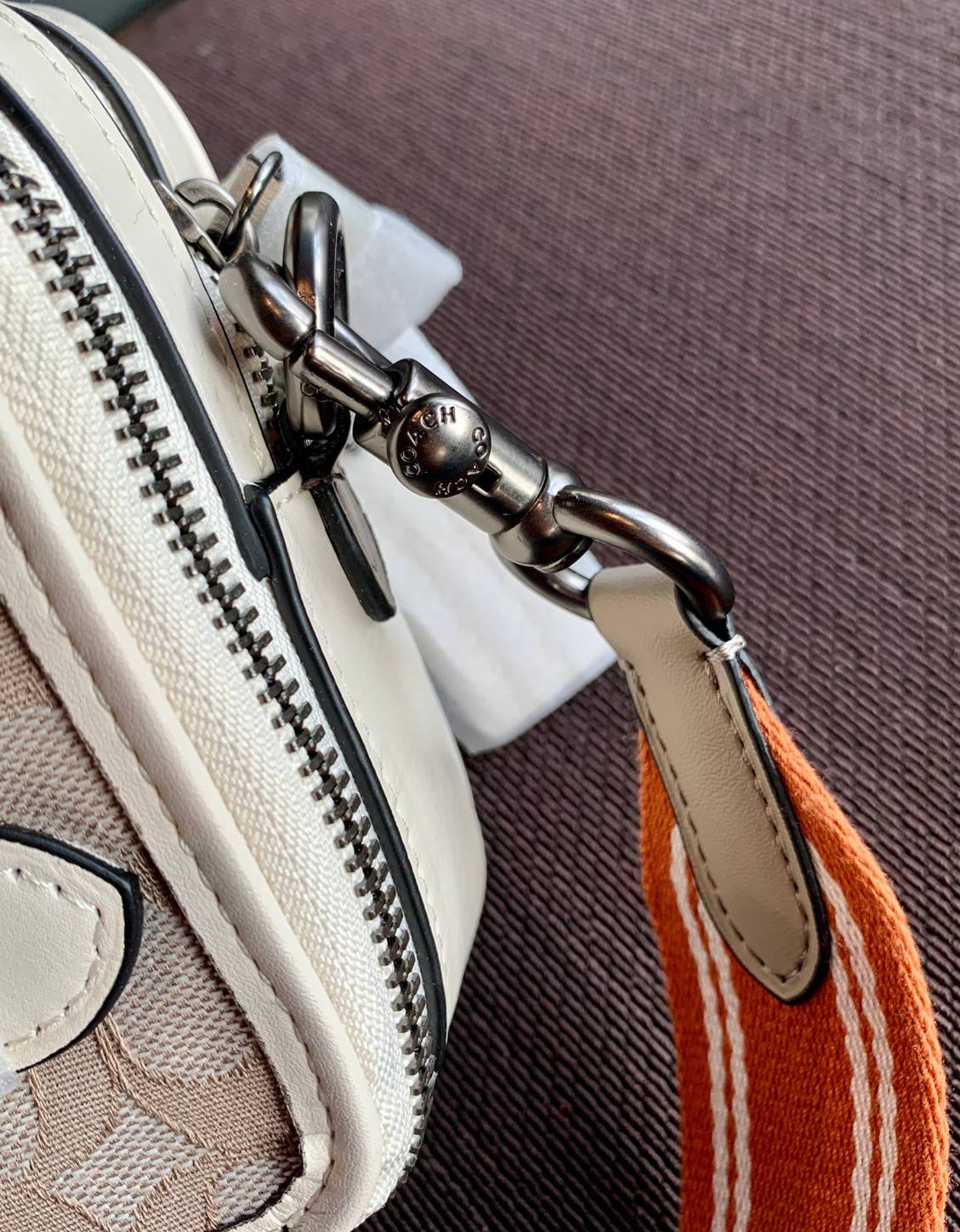 COACH CHARTER CROSS BODY IN SIANATURE JACQUARD((C3780)) 💋พร้อมส่ง สินค้าออกใหม่ ไม่มียังไงไหว!! ✔️กระเป๋าสะพายครอสบอดี้ร์ หรือสามารถสอดมือตรงหนังด้านหน้าถือแบบเก๋ๆได้ด้วยค่าา วัสดุJacquardทอบายแบรนด์อย่างดี ผสมหนังแท้ ได้ลงตัวสวยงาม น่าใช้