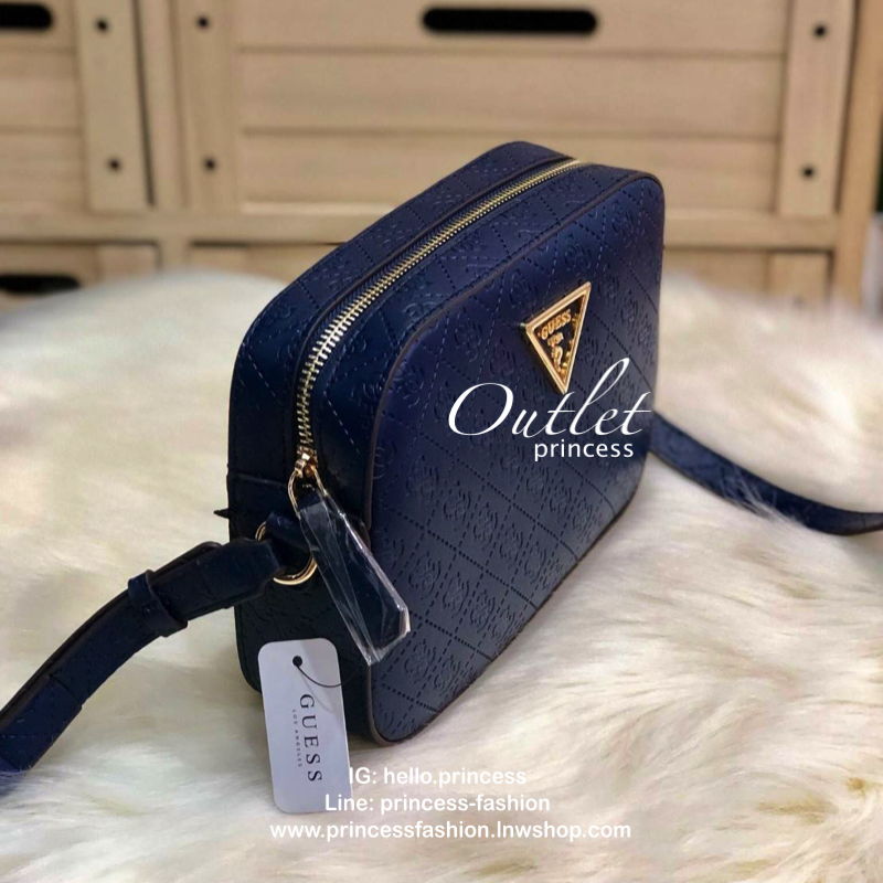 GUESS KAMRYN TOP ZIP CROSSBODY BAG กระเป๋าสะพายทรงน่ารัก จาก GUESS วัสดุหนัง pu ปั้มลายสวยอยู่ทรงขนาดกำลังดี น้ำหนักเบา ด้านหน้ามีโลโก้แบรนด์อะไหล่ทอง เปิดปิดด้วยซิปสะดวกใช้ ภายในมีโลโก้ และช่องเล็กใส่ของเป็นสัดส่วน สามารถใส่ไอแพดและกระเป๋าสตางค์ใบยาว และ