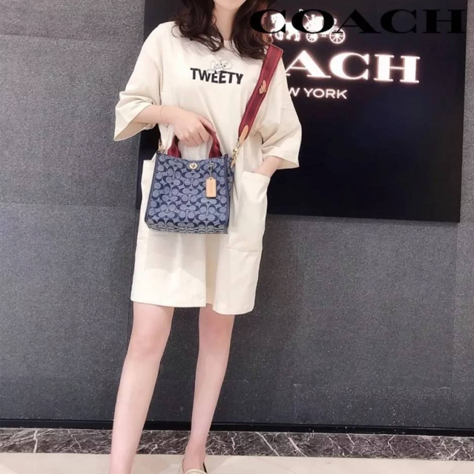 COACH Tote 22 In Signature Chambray หากคุณกำลังมองหากระเป๋าที่มีดีไซน์แปลกตา ไม่ค่อยเหมือนที่พบเห็นทั่วไป