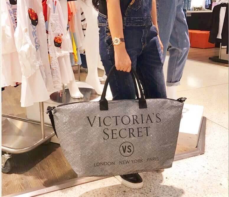 Best Seller! Victorias Secret Limited Edition Weekender Tote Bag Silver Glitter XL Zipper กระเป๋าสะพายไซส์ XL สวยเด่นสะดุดตาสีบรอนซวิ้ง ด้านหน้ามีโลโก้อักษรสีดำ ตัดกับสีกระเป๋าอย่างสวยงาม เปิดปิดซิป ภายในกว้างขว้างมาก จุเสื้อผ้าไปเที่ยว ตจว. ได้ประมาน 3-4
