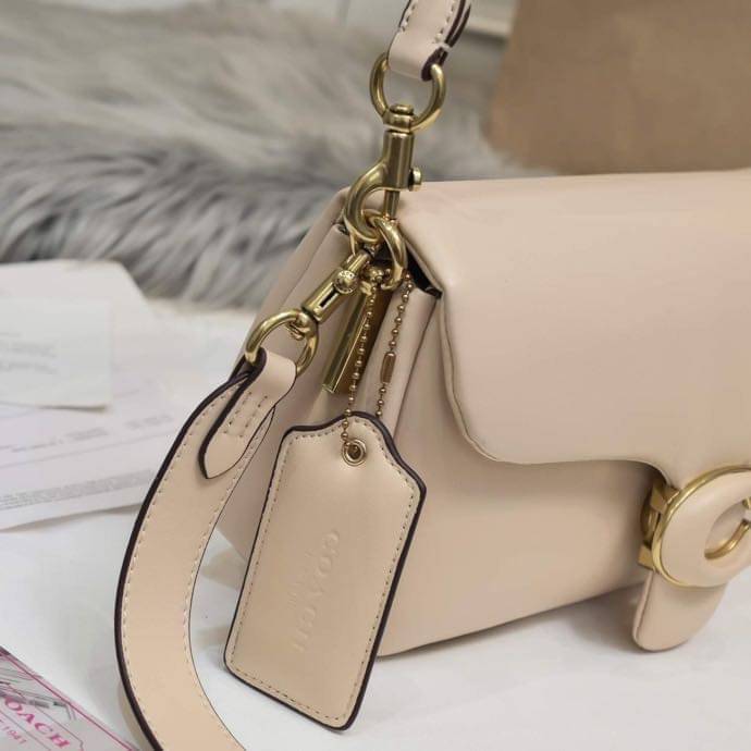 COACH PILLOW TABBY SHOULDER BAG 26 ไซส์ใหญ่ จุของได้ล้นๆ มาใหม่ขายดีที่สุด หนัง nappa หนานิ่ม นุ่มมากๆ พร้อมโลโก้รุ่นใหม่ด้วยเช่นกัน เพิ่มความหรู ดูดีเข้าไปอีกค่ะ