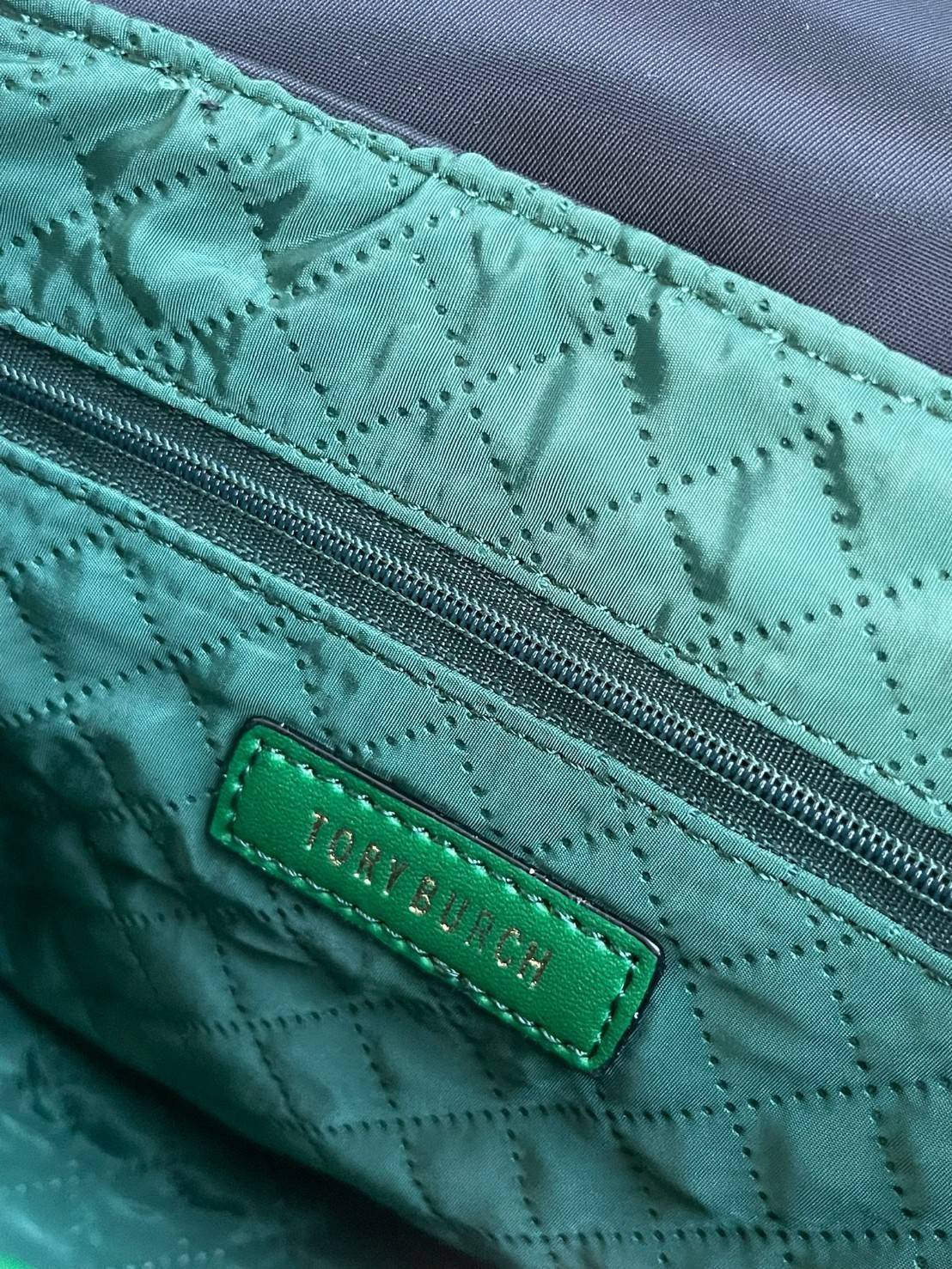 Tory Burch Perry Nylon Crossbody Woman’s HandBags กระเป๋าแบรนด์ดังจากนิวยอร์ค ที่เน้นฟังก์ชั่นกับการใช้ที่ง่ายแต่แฝงความหรูหรา มีสายสะพาย2เส้น ทั้งสายสั้นและสายยาวถอดแยกใช้งานได้ โดยจะใช้ได้ทั้งแบบทางการและกึ่งการทาง มีดีไซน์ที่เป็นเอกลักษณ์ ทันสมัย เป็นอ