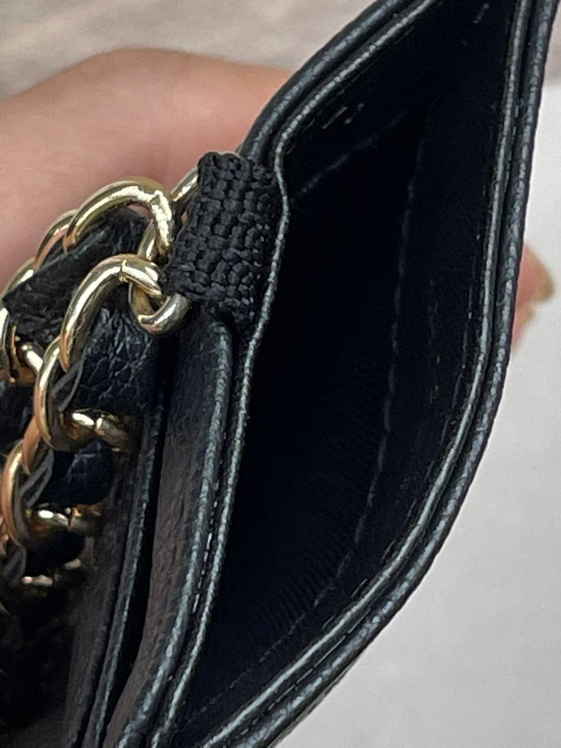 CHANEL Caviar Quilted Card Holder On Chain สายคล้องคอใส่บัตรรุ่นนี้การออกแบบเรียบง่ายแต่ดูแพงใส่การ์ดได้ทั้งด้านหน้า ด้านหลัง ตรงกลางมีช่องเพิ่มให้อีก1ช่อง ด้านหน้าประดับโลโก้ชาแนล ลายหนังคาเวียร์ ดูดีมีซิกเนเจอร์สุดๆ ใช้แล้วมีเอกลักษณ์ มาพร้อมกับสายโซ่ร้