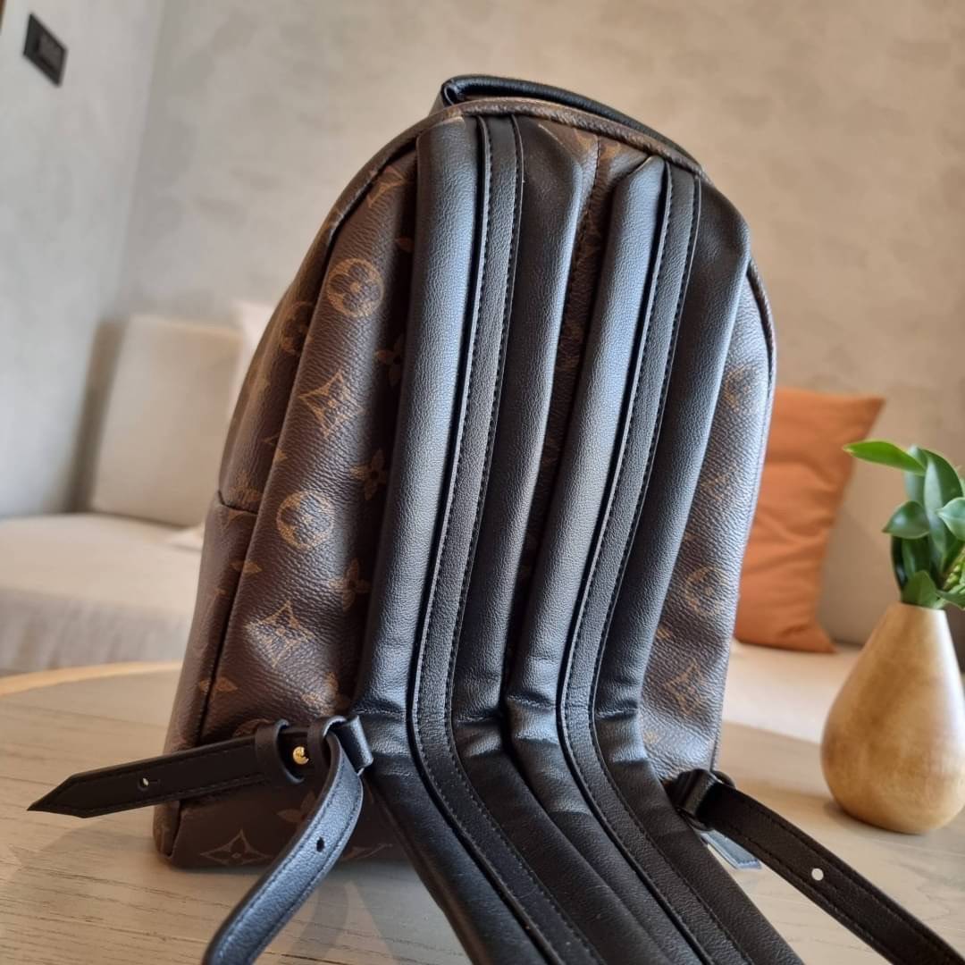 LV Backpack Size Small | สายสะพายเล็ก ถอดได้ LV palm springs New in!! เข้าแล้วกับไอเท็มยอดฮิต หรูหราพร้อม box set สุดสวย ที่สุดของความคุ้มค่า LV palm springs กระเป๋าแบ็คแพ็ค มาให้เลือก 2 ไซส์ ขายดี วัสดุหนังแคนวาสคุณภาพดี มีช่องซิปแบ่งสัดส่วน ใบเล็กสายวะพ