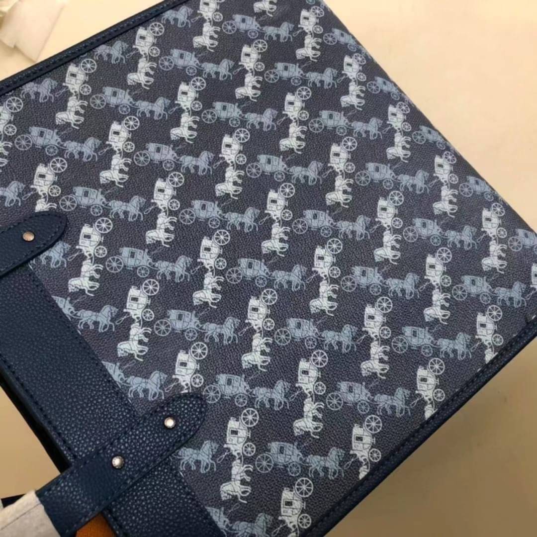 OUTLET 】Coach Field Tote With Horse And Carriage Print พร้อมส่งที่ไทย 89143 Blue True Blue Field Tote