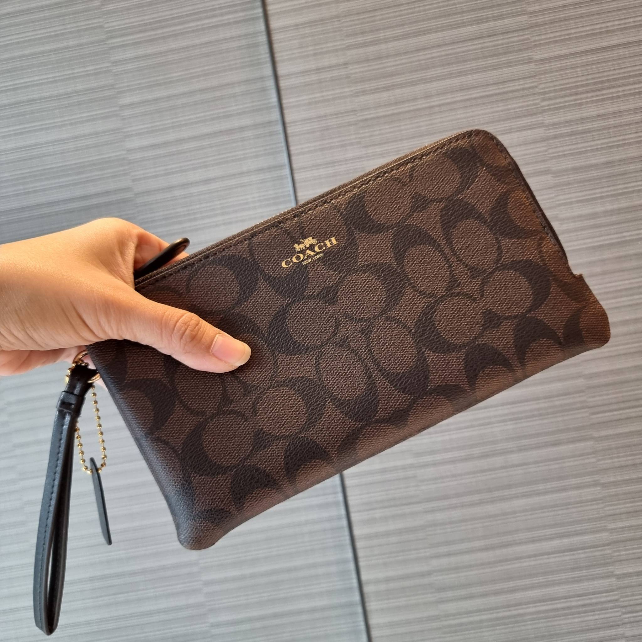 COACH F54057 DOUBLE ZIP WALLET IN SIGNATURE กระเป๋าคล้องมือ size L ใบนี้ใส่มือถือได้ทุกรุ่น ขนาดกำลังดี พกพาสะดวกมากๆ วัสดุหนังสังเคราะห์ ภายในเป็นผ้าสีสวยคม ใส่ธนบัตร ใส่บัตรได้เยอะ ใส่มือถือได้สบายๆทุกรุ่น ตอบโจทย์สาวๆที่ไม่ชอบพกเยอะวุ่นวายจ้า ใบนี้เอาอ