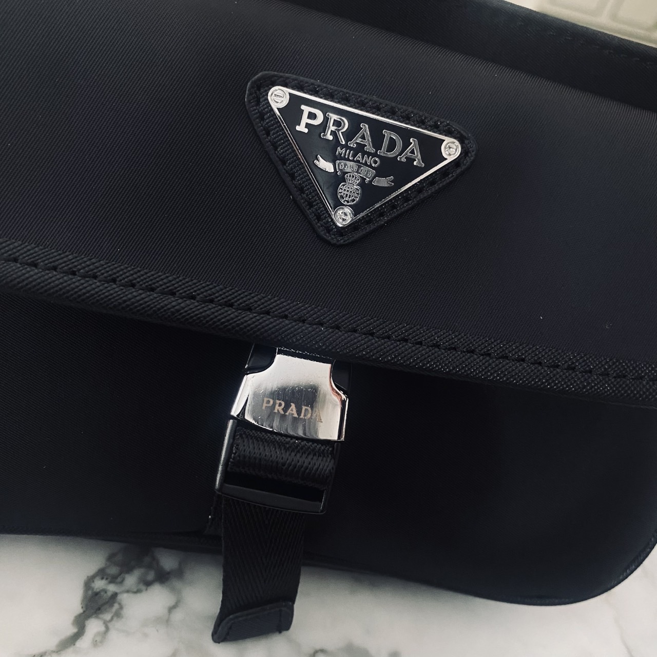 Prada Re-Nylon Messenger Crossbody Bag กระเป๋าสะพายทรงแมสเซ็นเจอร์ รุ่น Unisex ใช้ได้ทั้งชายหญิง รุ่นยอดนิยมดีไซส์เรียบง่าย โทนสีดำคลาสสิกเข้าได้กับทุกลุค