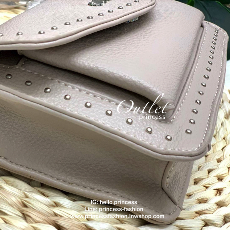 GUESS MILA STUDDED CROSSBODY BAG กระเป๋าสะพายข้างหรือแบบครอสบอดี้ร์ วัสดุลายหนังสวย หนังนิ่ม น้ำหนักเบาค่ะ ด้านหน้ามีอะไหล่โลโก้แบรนด์ พร้อมประดับหมุดดอกเล็กเพิ่มความเก๋เข้ามาให้ค่ะ เปิดปิดกระเป๋าแบบกระดุมแม่เหล็กภายในมีช่องหลักสำหรับใส่ของ สามารถใส่มือถื
