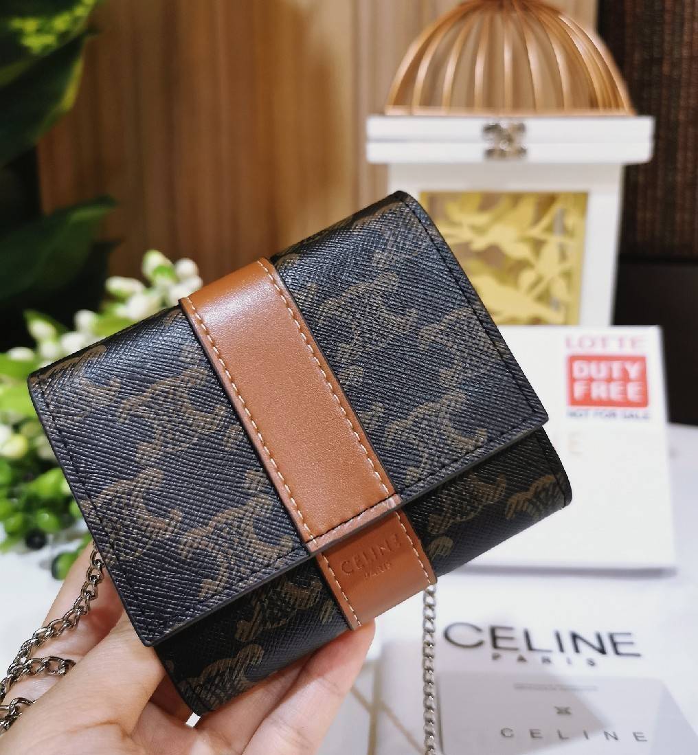 CELINE WALLET BAG WITH CHAIN VIP GIFT WITH PURCHASE (GWP) พรีเมี่ยมกิ๊ฟ Limited จาก CELINE HAUTE PARFUME DUTYFREE COUNTER วัสดุ Triomphe Canvas หนังสวยอยู่ทรงปั้มโลโก้ด้านหน้าเปิดปิดฝาพับกระดุม ภายในมีช่องแบ่งหลายช่อง มีช่องใส่บัตรห