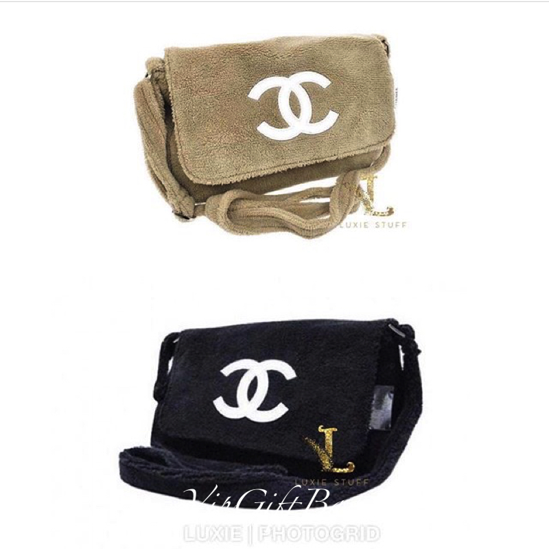 สีดำ MUST HAVE ITEM 2019 !! รุ่นยอดฮิตของ *วัยรุ่นสายสตรีท ทั่วโลก จากงาน CHANEL VIP GIFT *ของแท้100% *มีป้ายNOTFORSALE เป็นกระเป๋า ใบสวยรุ่นหายาก ขนาดกำลังดี ใช้ได้ทั้งหญิงชายเลยค่ะ ขนเฟอร์นิ่มมากกก เก็บของอย่างดี น้ำหนักเบา ด้านในมีช่องใส่ของจุกจิก MIX