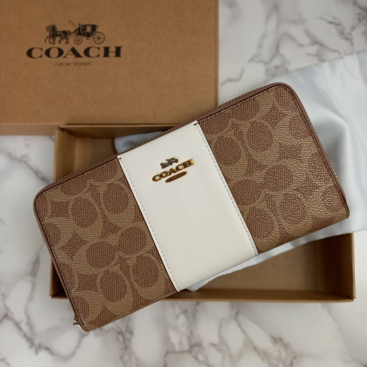 มาเท่าไหรก็ไม่เคยพอจริงๆ มีความต้องการกันถึงขีดสุด❣️😘>>COACH ACCORDION ZIP WALLET IN COLORBLOCK SIGNATURE CANVAS (COACH 31546)🍁กระเป๋าสตางค์ใบยาว ซิปรอบ //วัสดุหนังแคนวาสสลับหนังแท้ ดีไซน์สวย โดดเด่นลงตัวเป็นที่สุด ด้านในมีช่อ