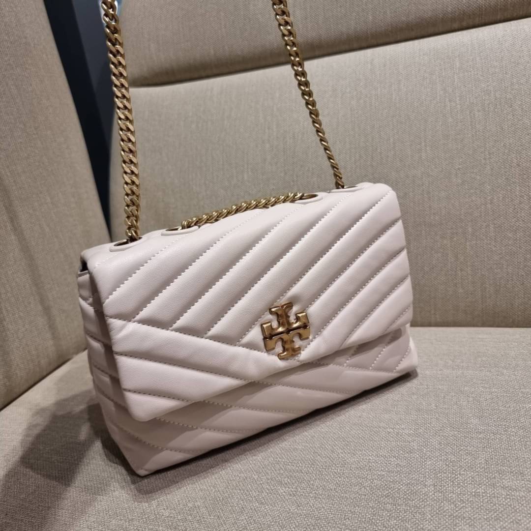 TORY BURCH KIRA CHEVRON CONVERTIBLE SHOULDER BAG (SMALL / MEDIUM) กระเป๋าสะพายรุ่นยอดฮิต ไซส์คลาสสิค ที่ใช้ยังไงก็ดูหรู ดีไซน์เฉพาะตัว วัสดุหนังแกะ สัมผัสนิ่ม เปิด-ปิดด้วยกระดุมแม่เหล็ก ภายในเป็นช่องโล่ง ใส่กระเป๋าสตางค์ มือถือ เครื่องสำอางค์ พาวเวอร์แบงค