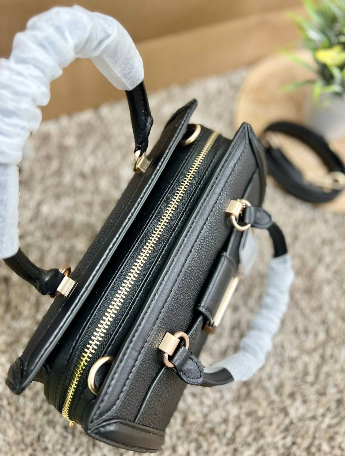 COACH GRACE CARRYALL BAG((cc141)) สวย หรู มาเลยจ้าา พร้อมส่ง! กระเป๋าหิ้ว//สะพายแบบครอสบอดี้ร์ หนังแท้ ทรงสวยหรู อัพลุคให้คุณผู้หญิงดูดีได้เลยทีเดียวค่ะ ด้านหน้าออกแบบเป็นช่องกระดุมแม่เหล็กพร้อมป้ายโละหะแบรนด์เด่นหรูค่ะ เปิด-ปิดกระเป๋าด้วยซิป ภายในใส่กระเ