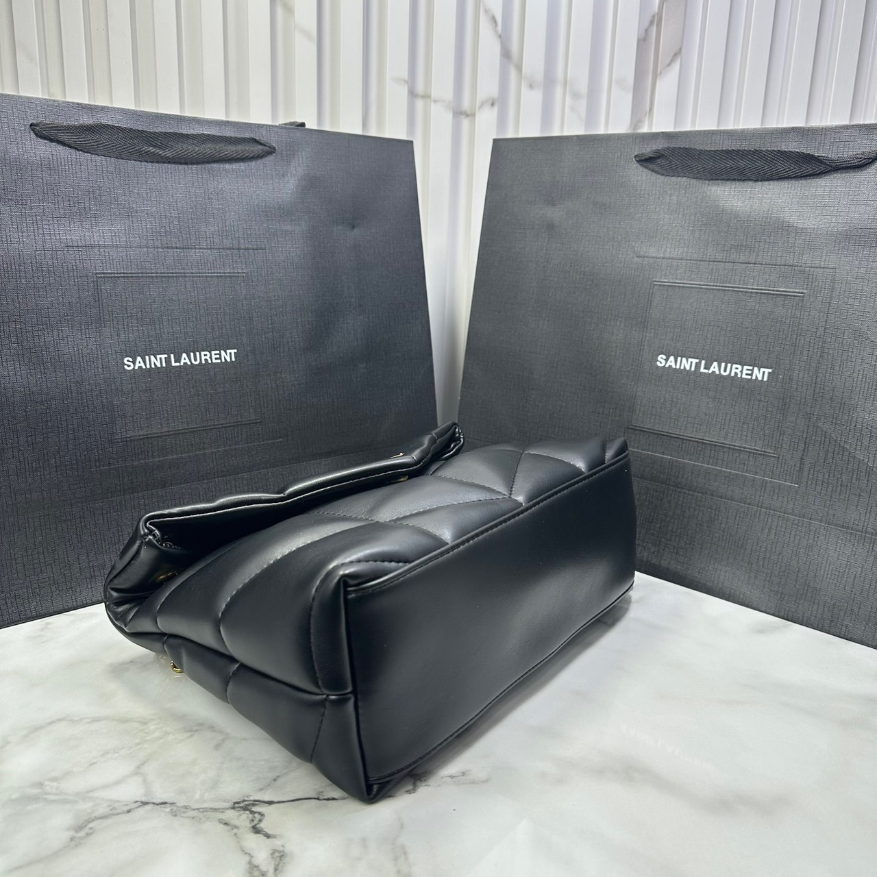 ORI หนังแท้ | 28cm YSL PUFFER SMALL in Nappa leather กระเป๋าสะพายรุ่นยอดนิยม ทรงสวย ใช้ได้บ่อยไม่มีเบื่อ วัสดุหนังสัมผัสนิ่มมือ ดีไซน์เรียบหรู ดูแพง สะพายได้หลากหลาย