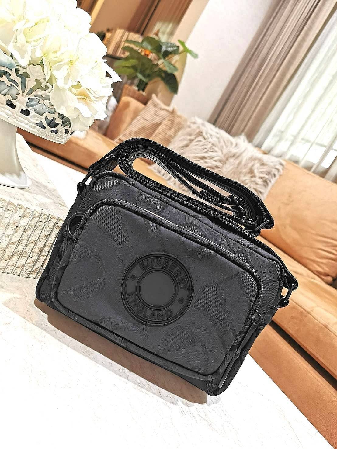 BURBERRY FRAGRANCES MONOGRAM CROSSBODY BAG VIP GIFT WITH PURCHASE (GWP) พรีเมี่ยมกิ๊ฟ Limited จากน้ำหอม BURBERRY 100% POLYAMIDE (Nylon & Canvas) ลาย Monogram น้ำหนักเบา มีโลโก้ด้านหน้าเปิดปิดด้วยซิปหัวซิปแบรนด์ ด้านหน้ามีช่องซิป ด้านหลังมีช่องใส่ของ ภายใน