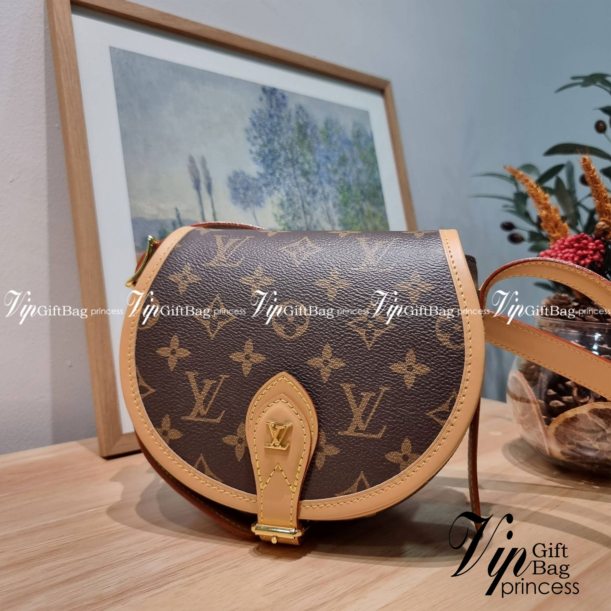 LV Tambourine Monogram Crossbody Bag รุ่นลิมิเต็ดหายาก กับกระเป๋าสะพายทรงสวย ดีไซน์คลาสสิค วัสดุหนังแคนวาสตัดสลับหนังแท้ เปิด-ปิดกระเป๋าด้วยอะไหล่สายคาด สายสะพายในตัว ปรับได้ หรือซ่อนสายและถือเป็น clutch ออกงานก็ได้ ดูแพงมากๆ ภายในเป็นช่องโล่ง ใส่ของจุกจุ