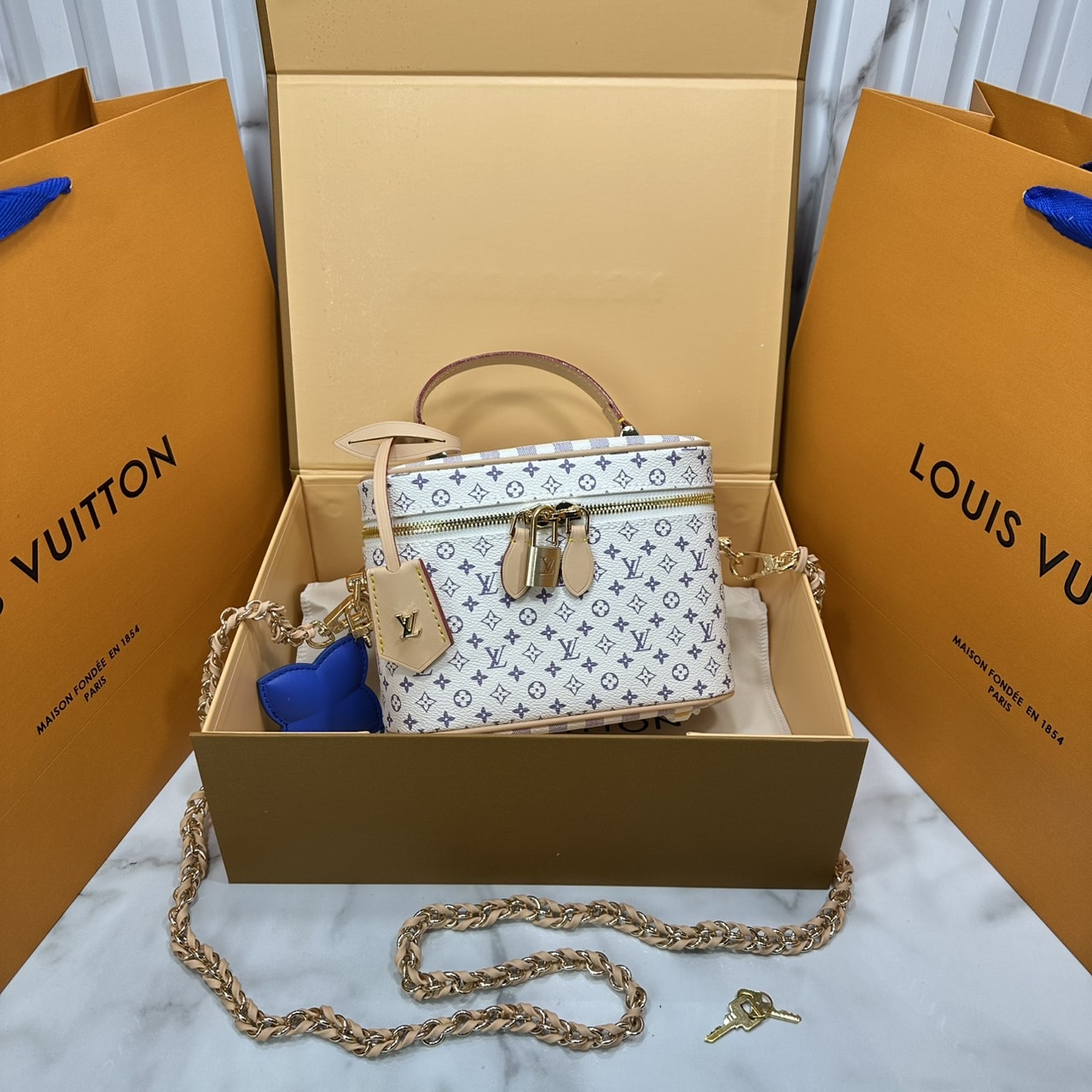 ORI หนังแท้ | LV Vanity Cosmetic Bag กระเป๋ารุ่นวานิตี้ กระเป๋าเครื่องสำอางจากคอลเลคชั่น Louis Vuitton Baby พกพาผลิตภัณฑ์อาบน้ำและของใช้จำเป็นอื่นๆ อย่างมีระดับ Monogram แคนวาสสุดเอ็กซ์คลูซีฟสำหรับคอลเลคชั่น