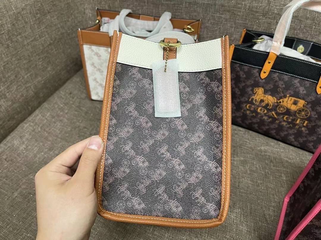 COACH FIELD TOTE 30 WITH HORSE AND CARRIAGE PRINTAND CARRIAGE BADGE 📣พร้อมส่งที่ไทย ใหม่ล่าสุด บอกเลยสีสวย สุดคลาสสิคมากๆ