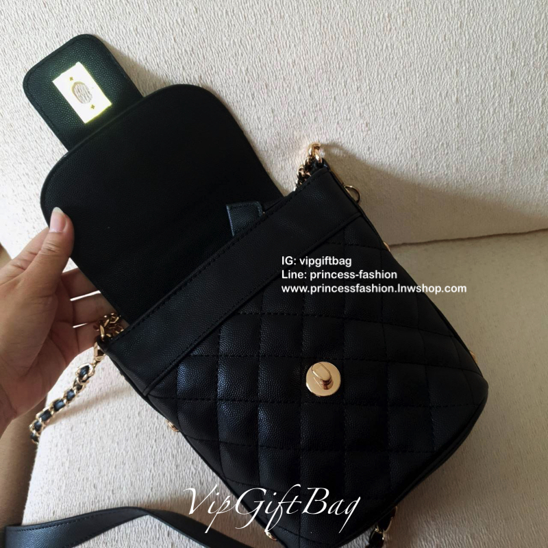 รุ่นใหม่ล่าสุด ตามคำเรียกร้อง!! **สวยหรูคลาสสิค CHANEL VIP GIFT CROSSBODY BAG งาน CHANEL VIP GIFT ของแท้ 100% จากเคาเตอร์แบรนด์ CHANEL ทรงสวย ขนาดกำลังดี วัสดุหนัง CAVIER เปิดปิดด้วยกระดุมหน้าแบบบิดปลอดภัยหายห่วง ด้านในมีซิปอีกชั้น อะไหล่ทอง หัวซิปปั้มแบร