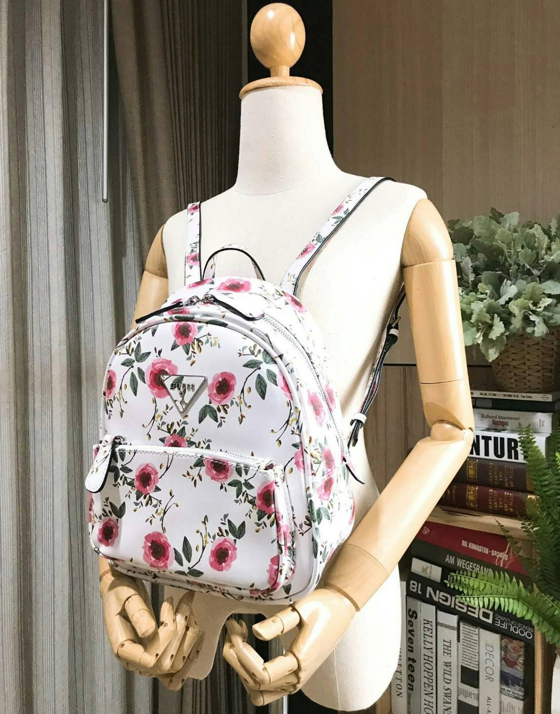 GUESS WOMAN'S FACTORY BACKPACK กระเป๋าเป้รุ่นใหม่ล่าสุดขนาดกำลังดีวัสดุหนังแกะสังเคราะห์พิมพ์ลายดอกไม้สวยน่ารัก น้ำหนักเบา มีหูหิ้วเเละสายสะพายหลังเลื่อนปรับได้ ด้านหน้ามีโลโก้และช่องซิป เปิดปิดด้วยซิปสะดวกใช้ ภายในกว้างและจุ ใส่ ipad กระเป๋าสตางค์ใบ