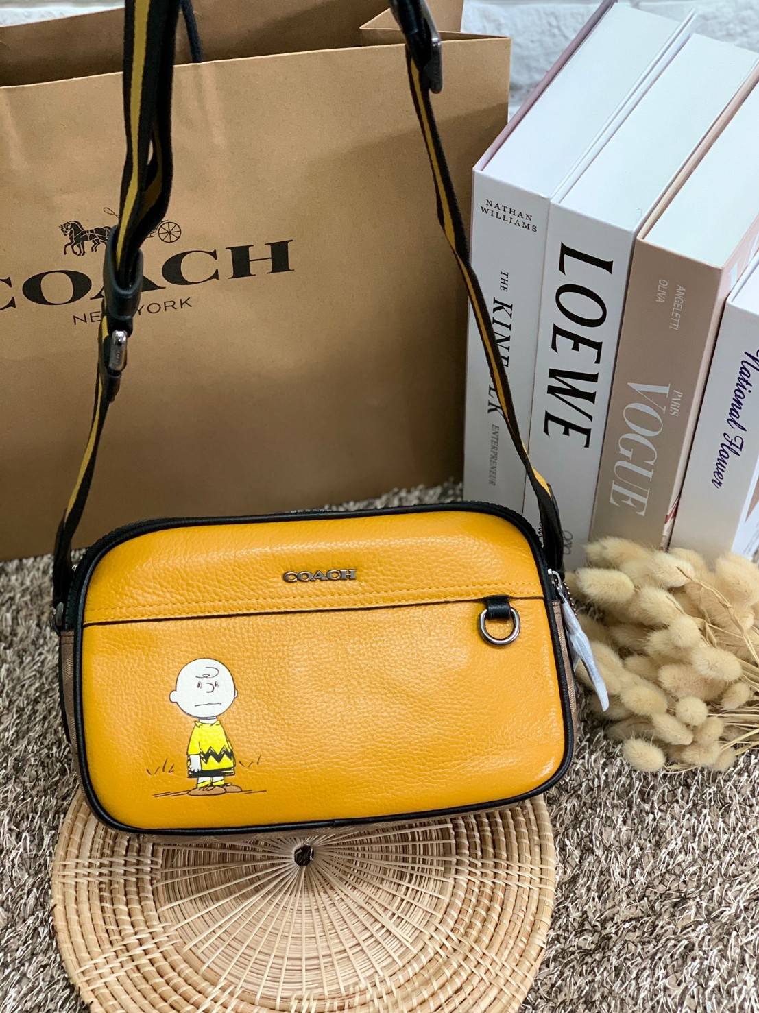 COACH X PEANUTS GRAHAM CROSSBODY WITH CHARLIE BROWN ((C4026)) พร้อมส่งที่ไทย สวยก่อนใครแน่นอน จำนวนจำกัด!! กระเป๋าสะพายแบบครอสบอดี้ร์ รุ่นนี้ใช้ได้ทั้งชาย//หญิงเลยนะคะ หนังแท้ลายหนังนิ่ม สวยงามมากๆ ด้านหน้ามีตัวการ์ตูนเป็นจุดเด่นของรุ่นเลยค่ะ ใช้งานแบบสอง