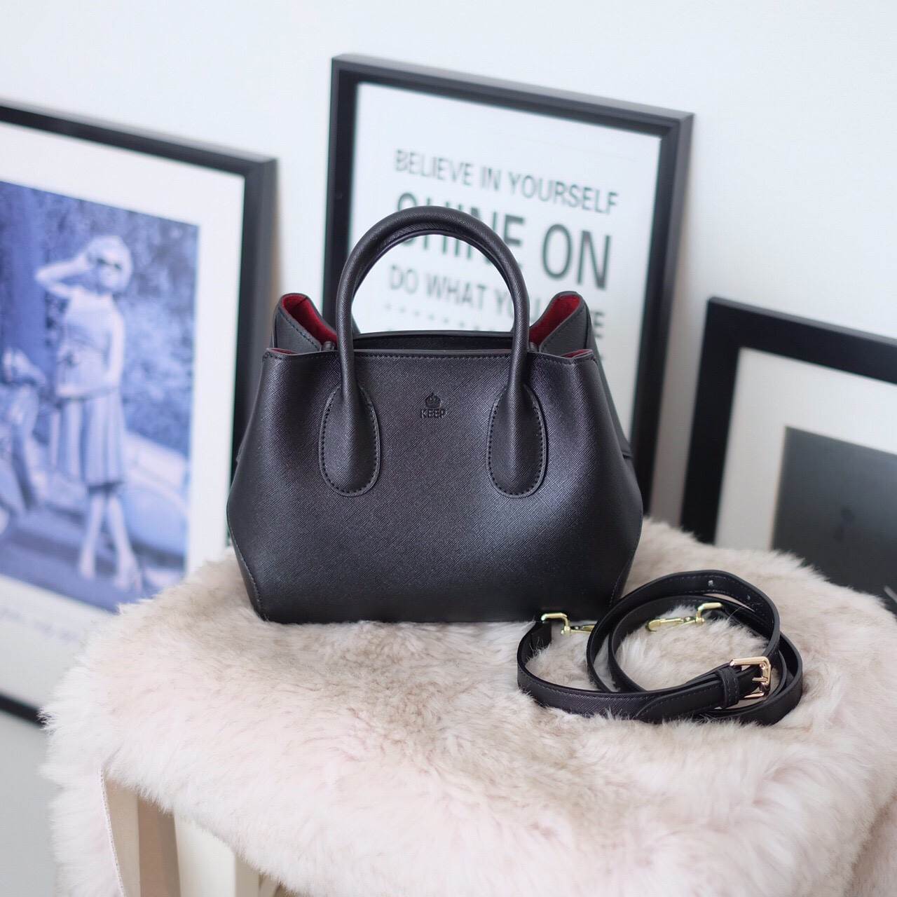 KEEP รุ่น COZY สวย ตอบโจทย์ ด้วยรูปทรงที่ เรียบหรู ทรงกระเป๋า ปรับได้ 2 แบบ เก็บทรง หรือ ขยายทรงได้ ตอบโจทย์ทุกการใช้งาน หนังกระเป๋า Saffiano อย่างดี ภายใน บุด้วย ผ้า Craft เอกลักษณ์เฉพาะ ทำให้ กระเป๋าเบา และ เพิ่มความสวยงาม ภายใน ทำช่อง แยก เฉพาะ สำหรับเ