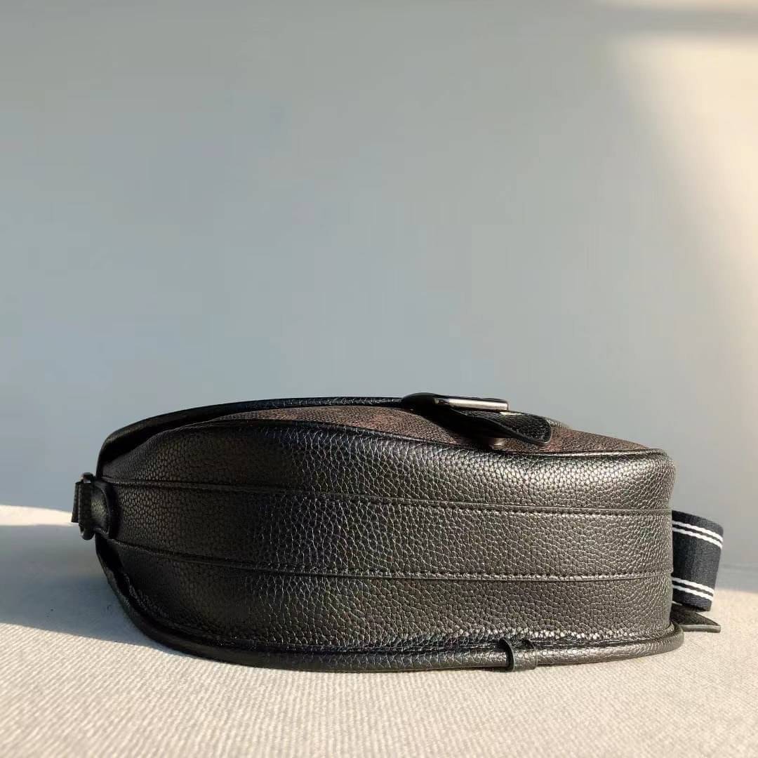 OUTLET 】COACH HITCH CROSSBODY WITH HORSE AND CARRIAGE PRINT พร้อมส่งที่ไทย