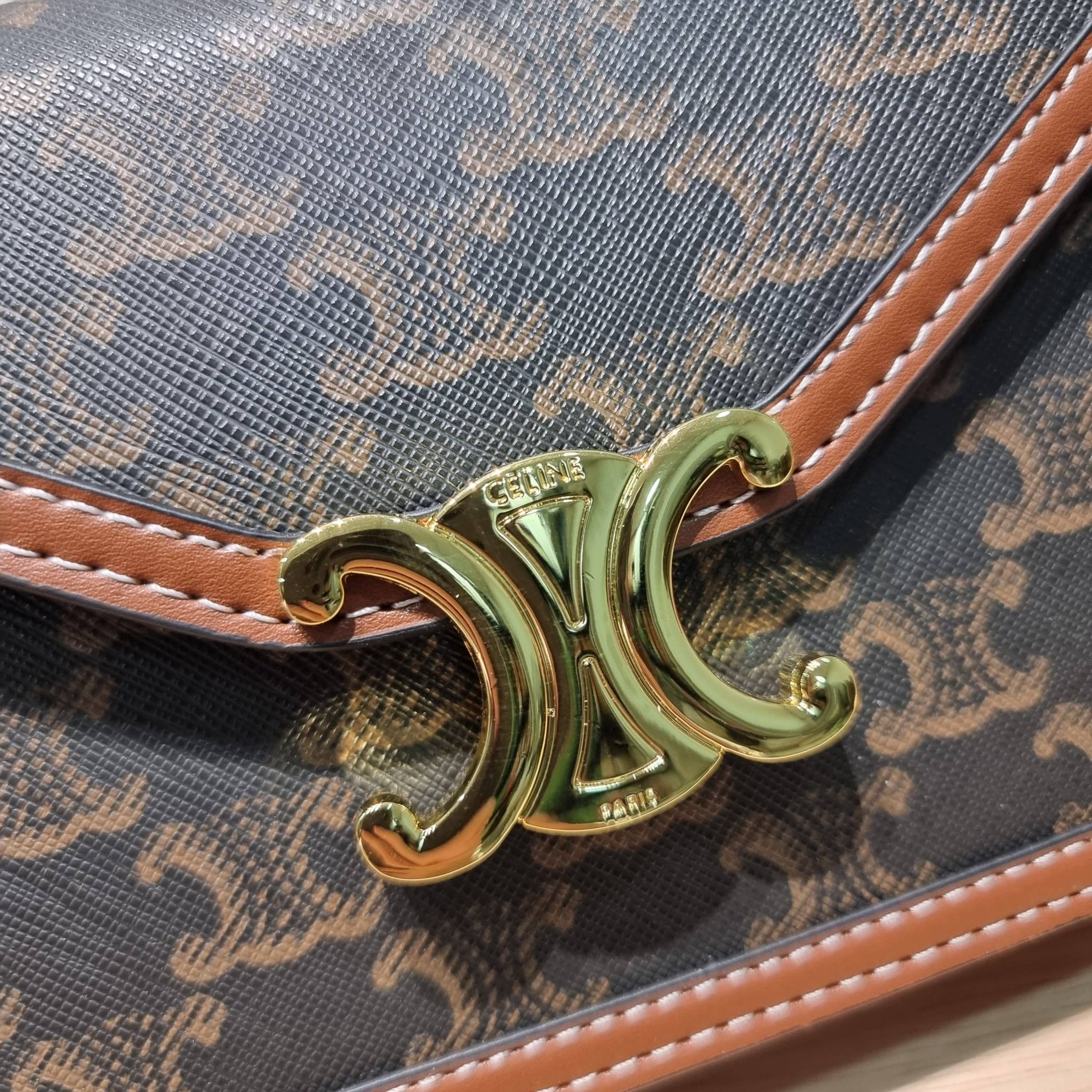 CELINE WALLET ON CHAIN TRIOMPHE CANVAS AND CALFSKIN ใหม่ล่าสุด สวยเฉี่ยว ไม่เหมือนใคร กับกระเป๋าสะพายกึ่งกระเป๋าสตางค์ ที่ใช้งานได้หลากหลายฟังก์ชั่น สะพายข้างได้ ถอดสายออกพกเป็นคลัทช์ได้