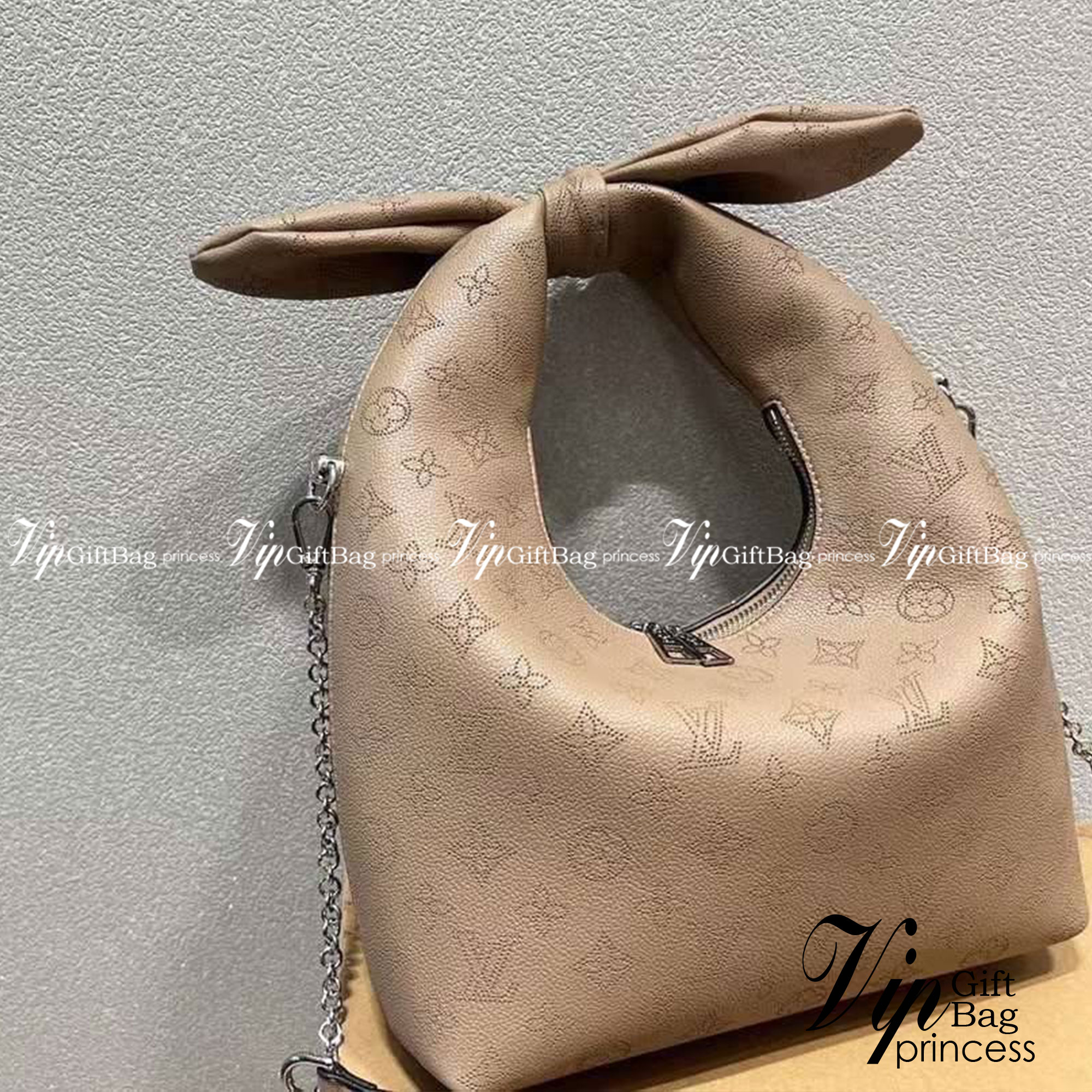 LV Why Knot PM Bag กระเป๋าสะพายงานแบรนด์ ผูกโบว์น่ารัก แต่คงความคลาสสิก งานหนังสวย ดีไซน์หรูหรา แมทช์กับการแต่งตัวง่าย จึงครองใจสาว ๆ ได้ไม่ยาก ไม่ว่าลุคไหนกระเป๋าใบนี้ก็คอมพลีทลุคได้อย่างสมบูรณ์แบบ ภาพถ่ายจากงานขายจริง ใช้งานต่างประเทศได้