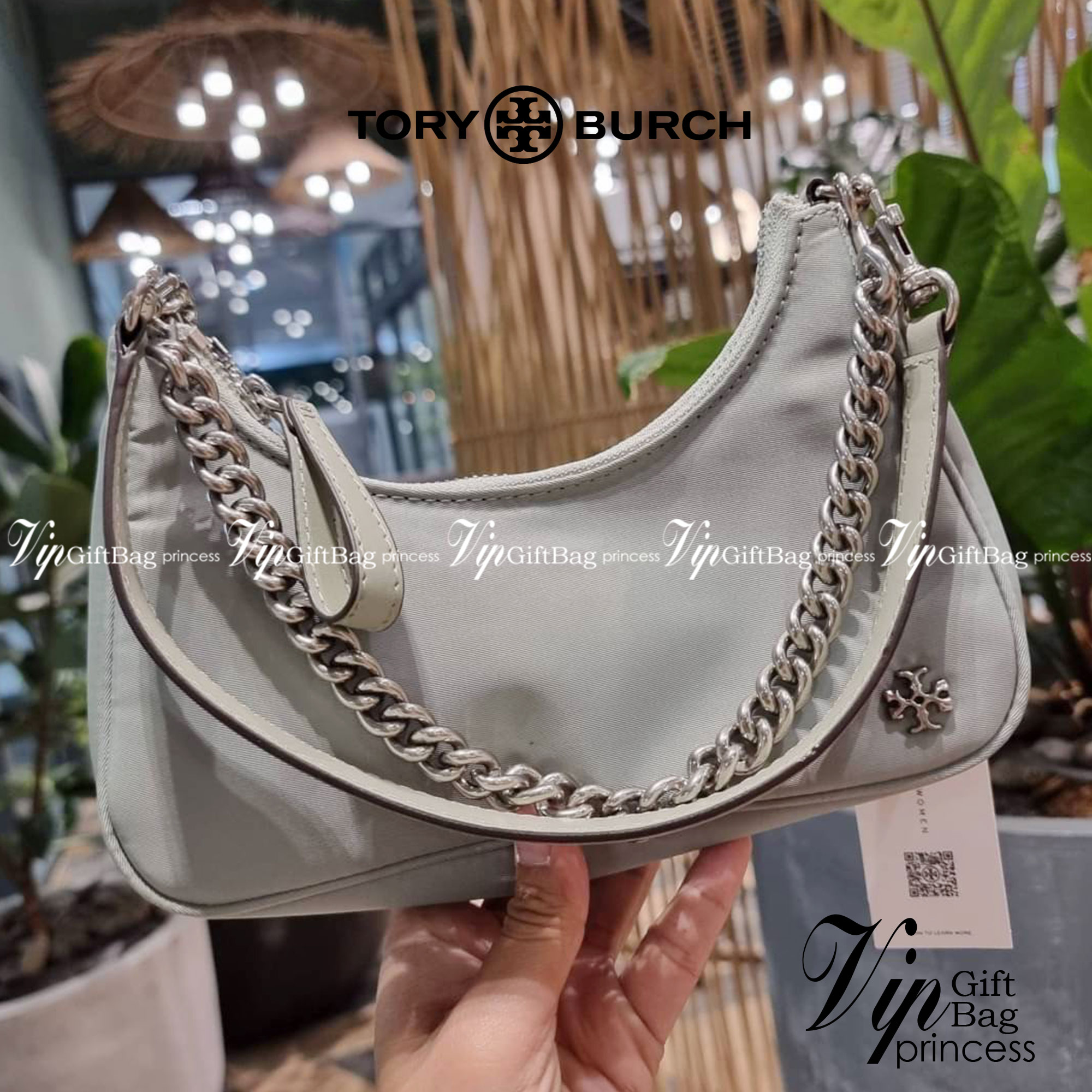 TORY BURCH MERCER NYLON SMALL SHOULDER BAG ใหม่ก่อนใคร!! กับคอลหวานๆ สดใสๆ กระเป๋าสะพายทรงโฮโบ ขนาดกะทัดรัด ฟังก์ชั่นการใช้งานจัดแบบเต็มที่ ด้วยสายสะพายถึง 3 เส้น สายโซ่คล้องแขน สายหนังแบบสั้นคล้องไหล่ และสายสปอร์ตเส้นใหญ่ ดูดี!! คุ่มแค่ไหนคิดดู!! วัสดุผ้