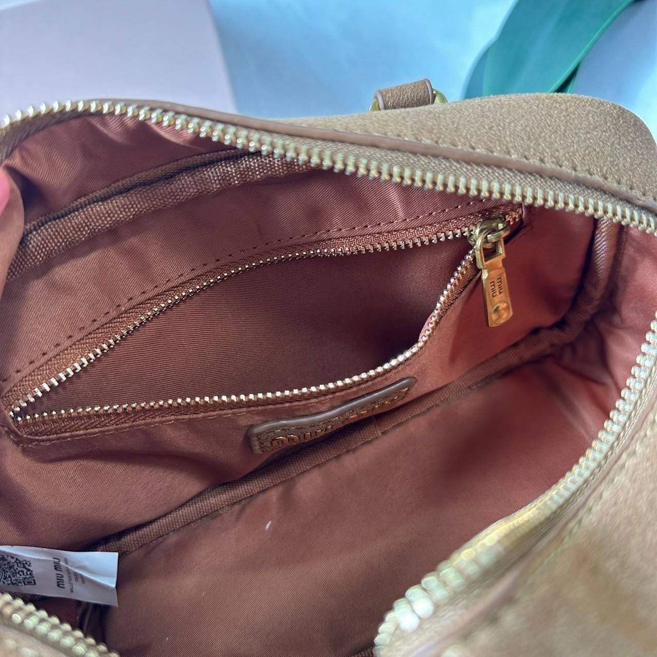 MIU MIU Arcadie padded suede top-handle bag กระเป๋าถือ/สะพาย คอลใหม่ล่าสุด รุ่นฮอทดีไซน์เหลี่ยม งานกำมะหยี่หนังกลับสวยละมุน น่ารักน่าใช้มากค่ะ