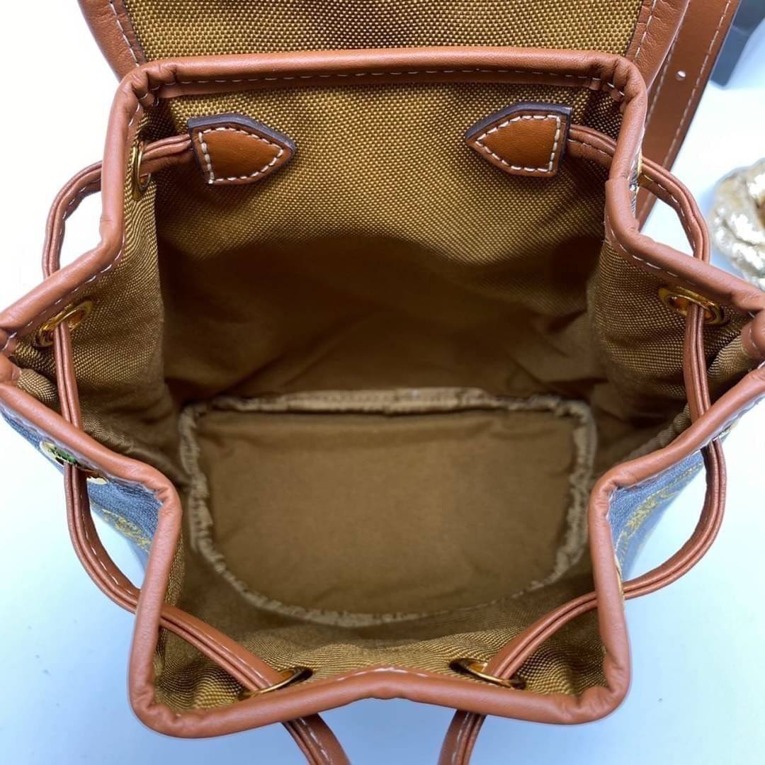 Celine Backpack / CELINE MINI BACKPACK FOLCO in TRIOMPHE CANVAS WITH TRIOMPHE HEART EMBROIDERY มินิเป้เซลีน คอลเลคชั่นสุดคูล โลโก้ลายปัก ดีเทลเดินด้ายรูปหัวใจ คละรอบใบ อีกหนึ่งไอเท็มที่ขาดไม่ได้ สำหรับสาวๆที่ต้องการ การใช้งานอย่างคล่องตัว และใส่สิ่งของได้