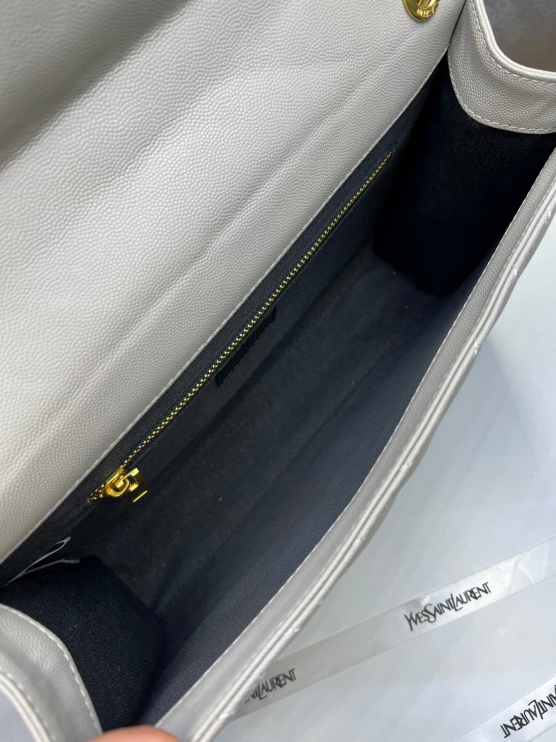 หนังแท้ YSL college large chain bag in quilted leather 30cm กระเป๋าสะพายใบใหญ่ ดีไซน์ทรงสวยหรู ตอบโจทย์ได้ทุกสไตล์ ภาพสินค้าถ่ายจากงานขายจริง ใช้งานต่างประเทศได้