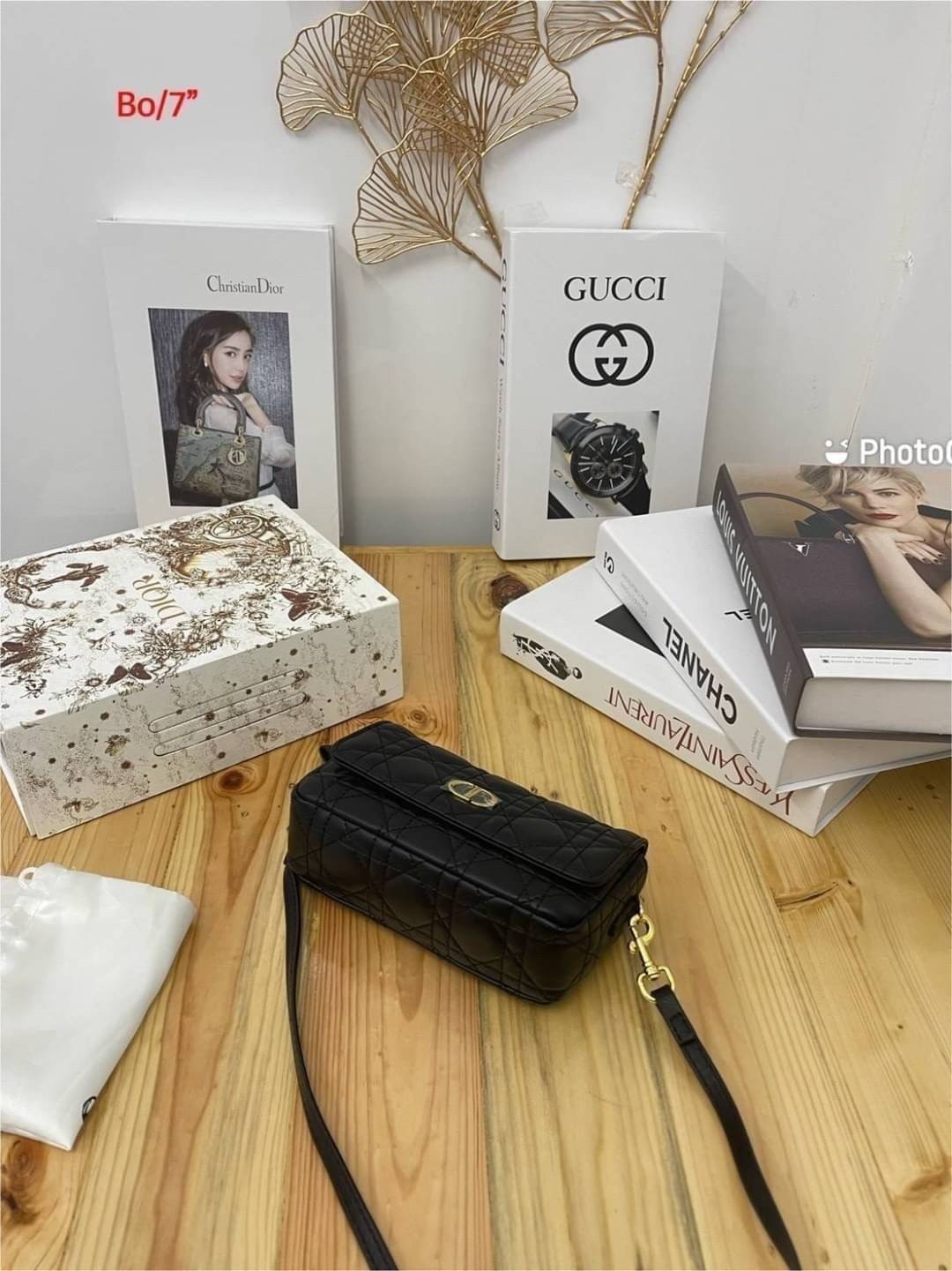 Dior Caro Pouch With Chain กระเป๋าสะพายทรงพอช รุ่นใหม่ ทรงใช้งานง่าย สะดวก กะทัดรัด วัสดุหนังคุณภาพดี มาพร้อมสายหนังสะพาย crossbody และสายโซ่อะไหล่ทองถอดออกได้ ปรับเปลี่ยนได้ตามสไตล์ อีกหนึ่งไอเท็มที่สาวๆต้องมีน้า 🛍 บอกเลยว่าเด็ดจ้า!!