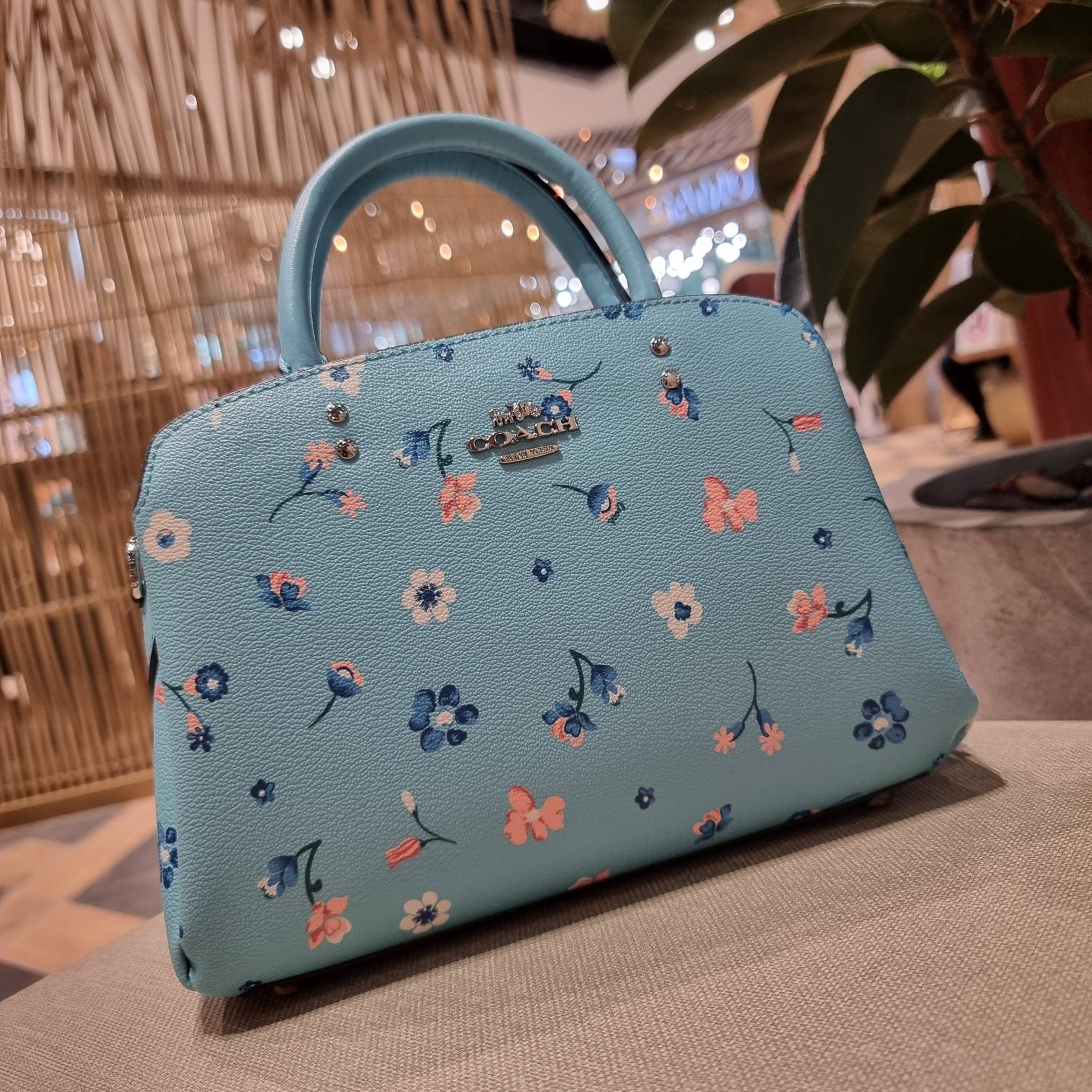 COACH C8216 MINI LILLIE CARRYALL WITH MYSTICAL FLORAL PRINT สีใหม่ล่าสุด กับรุ่นที่สุดของความขายดี คอลยอดฮิตในลวดลายสุดชิค กระเป๋าสะพายทรงสวย ที่ดีไซน์ออกมาให้ใช้งานง่าย สะดวก สวย หรู ดูดี!! วัสดุหนังแคนวาสเคลือบลาย มาพร้อมสายสะพายข้างและหูจับในตัว ถอดออก