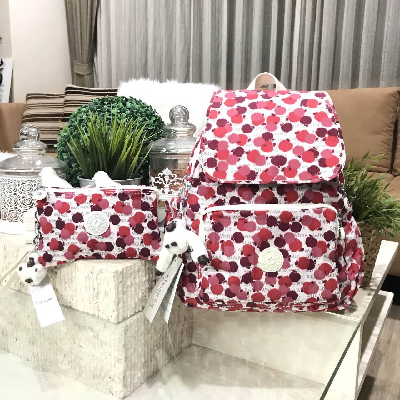 พร้อมส่งความน่ารัก! เซทสุดคุ้ม! ซื้อ1ได้ถึง2ใบ! NEW! KIPLING RAVIER DISNEY’S SNOW WHITE PRINTED BACKPACK WITH PURSE กระเป๋าเป้ Limited คอลเลคชั่น Snow White มาพร้อมกระเป๋าคล้องมือเข้าชุด Rare Items สุดๆ วัสดุ Nylon+Polyester 100% เปิดปิดด้วยฝาปิดกระดุมแม่