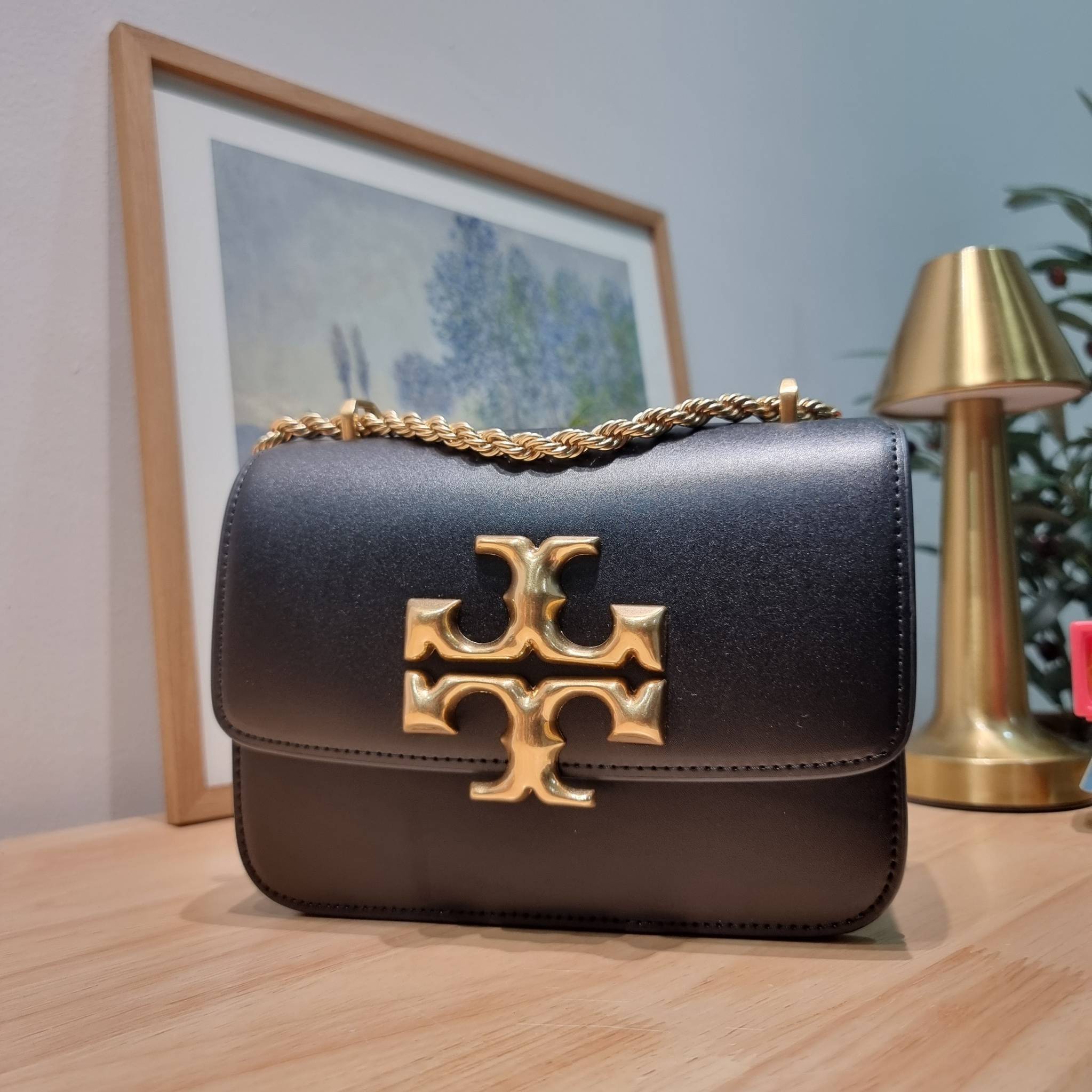 Tory Burch Bag / TORY BURCH ELEANOR SMALL CONVERTIBLE SHOULDER BAG ฮอตไอเท็ม รุ่นนี้ขายดีขายหมด สวยหรู คุณหนู ผู้ดี!! หายากมากแล้วน้า กระเป๋าสะพายข้าง ดีไซน์อยู่ทรง ขนาดกำลังสะดวกใช้ เปิด-ปิดด้วยแถบแม่เหล็ก ภายในแบ่งสัดส่วนได้เป็นอย่างดี