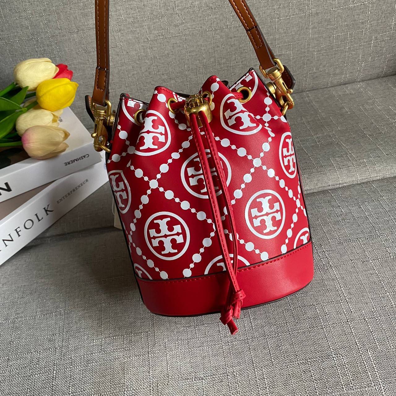 TORY BURCH T Monogram Embroidered Mini Bucket Bag ถูกหรือแพงต้องแดงไว้ก่อนเลยค่ะ ^^ กระเป๋าทรงบักเก็ตใบเล็กน่ารัก สุดหรูหรา ทรงสวย โด่ดเด่นลายพิมพ์ monogram วัสดุหนังอย่างดี เปิด-ปิดแบบหูรูด ล็อดด้วยปุ่ม อะไหล่ทองสวยงาม มาพร้อมสายยาว ปรับสายได้ ถอดสายได้ 