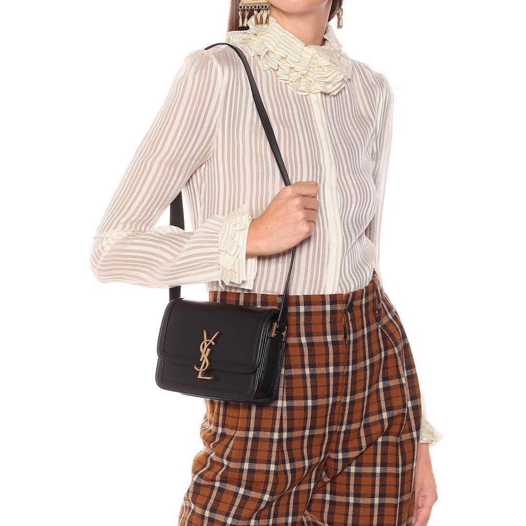 YVES SAINT LAURENT YSL BAG VIP GIFT WITH PURCHASE (GWP) พรีเมี่ยมกิ้ฟ Limited Edition จาก YSL DUTY FREE COUNTER วัสดุหนังแท้ Calfskin ทรงสี่เหลี่ยมหนังสวยหรูอยู่ทรงเปิดปิดด้วยฝาปิดโลโก้แบรนด์อะไหล่ทอง ภายในโล่งมีช่องหลัก และช่องย่อยสามารถใส่มือถือของใช้จุ