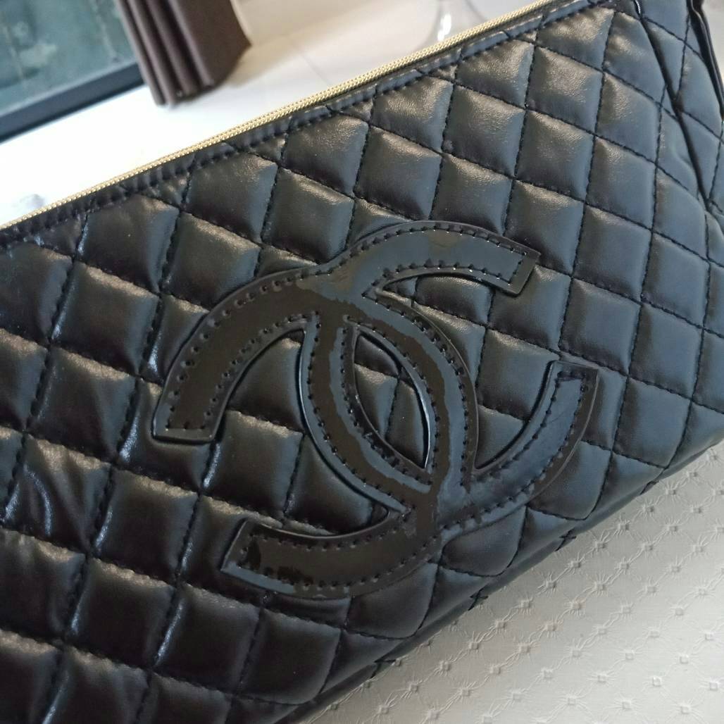 New Arrival 2018!!! Chanel Cosmetic Cluth Bag With Chain กระเป๋าทรงสวยหรู อะไหล่ทองจาก Chanel Cosmetic Counter VIP Gift วัสดุหนังสังเคราะห์ PU เต็มใบ เปิดปิดด้วยซิปปั้มหัวซิปแบรนด์ ซับในสกรีนโลโก้ ภายในกว้างใส่กระเป๋าสตางค์ใบยาว iphone เครื่องสำอาง มาพร้อ