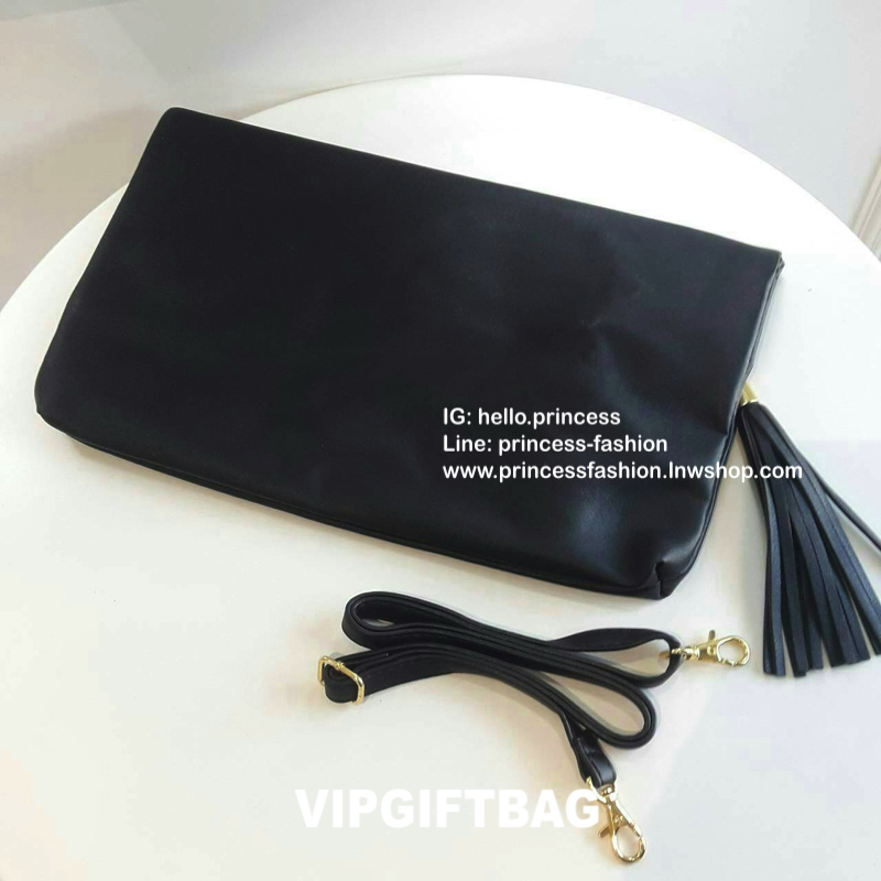 GIVENCHY ENVELOPE CLUTCH BAG คลัชหนัง pu ดีไซน์สะดุดตา มีพู่ห้อยซิบเฉียง ซับในทั้งใบสายยาวปรับระดับได้ เปิดปิดด้วยกระดุม ด้านในจุของได้เยอะ แถมมีช่องซิปอีกหนึ่งช่องคะ สายถอดเป็นคลัชถือออกงานได้ สวยๆเก๋ๆมาก รีบจัดเลยค้า