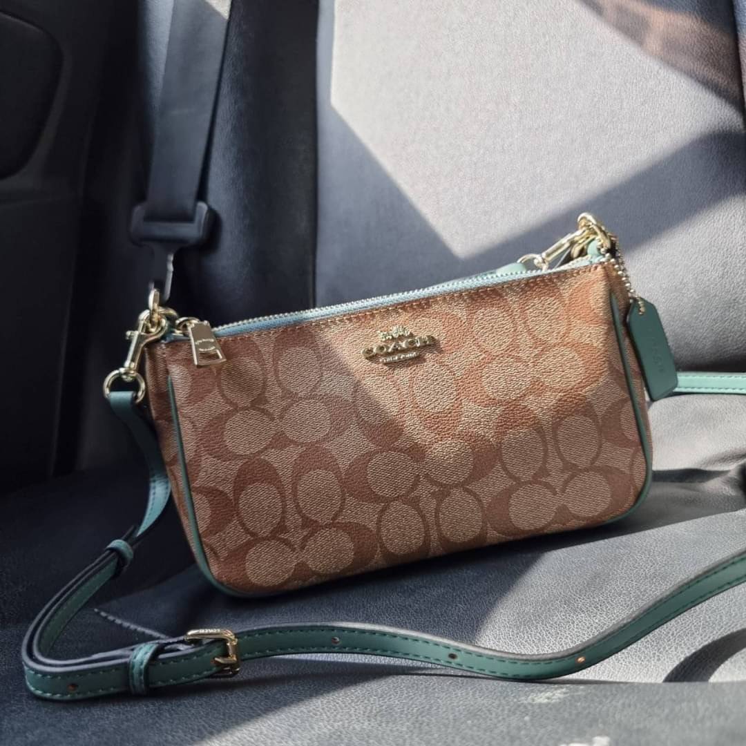 COACH F58321 TOP HANDLE POUCH อีกรุ่นฆ่าไม่ตาย!! 😎 ขายดีขายหมด ขายรวยขายปังๆ!! กระเป๋าพอชจากโค้ช ทรงใช้งานง่าย สะดวก กะทัดรัด วัสดุหนังแคนวาสเคลือบคุณภาพดี มาพร้อมสายคล้องในตัว และสายสะพาย crossbody ปรับเปลี่ยนได้ตามสไตล์ อีกหนึ่งไอเท็มที่สาวๆต้อง