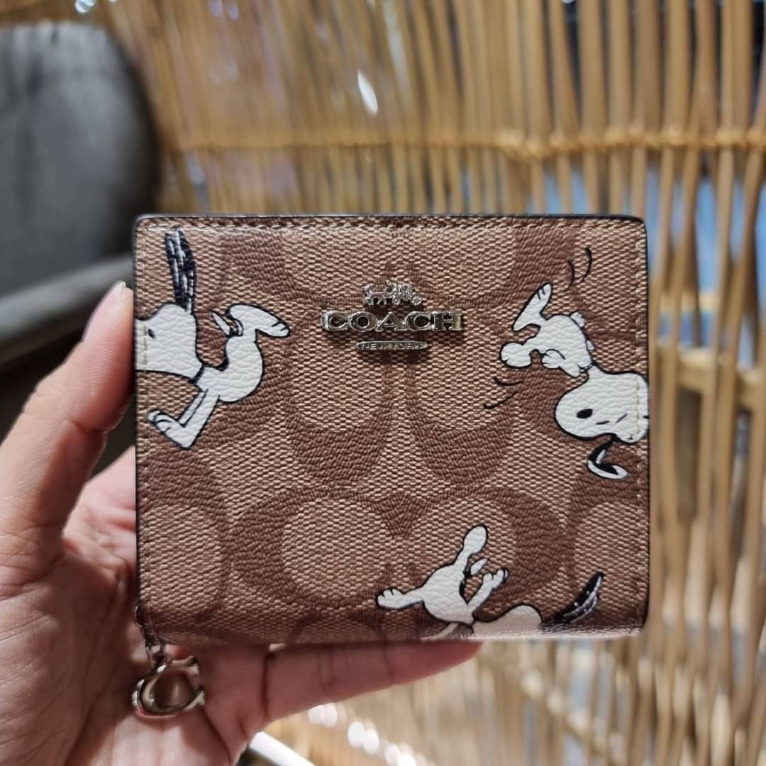 C4591 C4592 COACH COACH x PEANUTS SNAP WALLET IN SIGNATURE CANVAS WITH SNOOPY PRINT / WITH WOODSTOCK PRINT กระเป๋าสตางค์ใบเล็ก ขนาดกำลังเหมาะ ดีไซน์น่ารักอีกแล้วจ้า ♥️ มันน่ารักน่าใช้มาก โดดเด่นด้วยลายคอลเลคชั่นยอดฮิต วัสดุหนังแคนวาสเคลือบลาย เปิด-