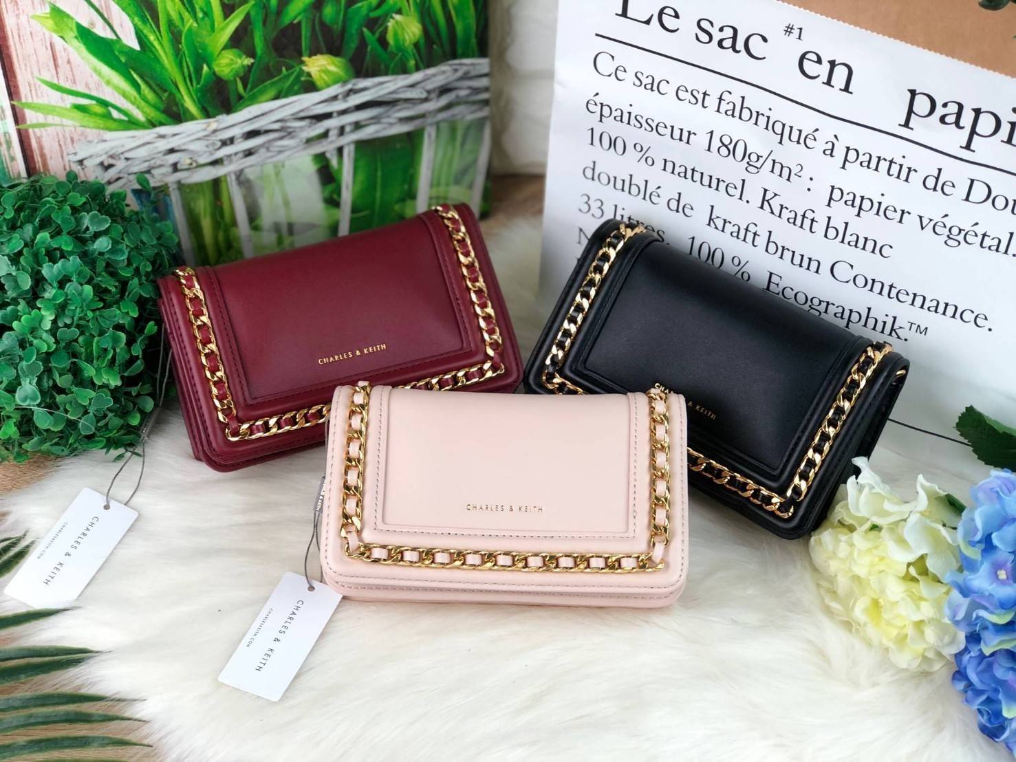 New Collection 2019! CHARLES & KEITH CHAIN RIMMED CLUTCH กระเป๋าสะพายคอลเลคชั่นใหม่ แต่งโซ่รอบกระเป๋าสีทองสวยหรูมากๆ ด้านหน้าปั๊มโลโก้แบรนด์ เปิดปิดด้วยกระดุมแม่เหล็ก ด้านในมีช่องด้านหน้า ช่องใหญ่และช่องซิป 1 ช่อง สามารถใส่โทรศัพท์ iPhone plus ได้ค่า และย